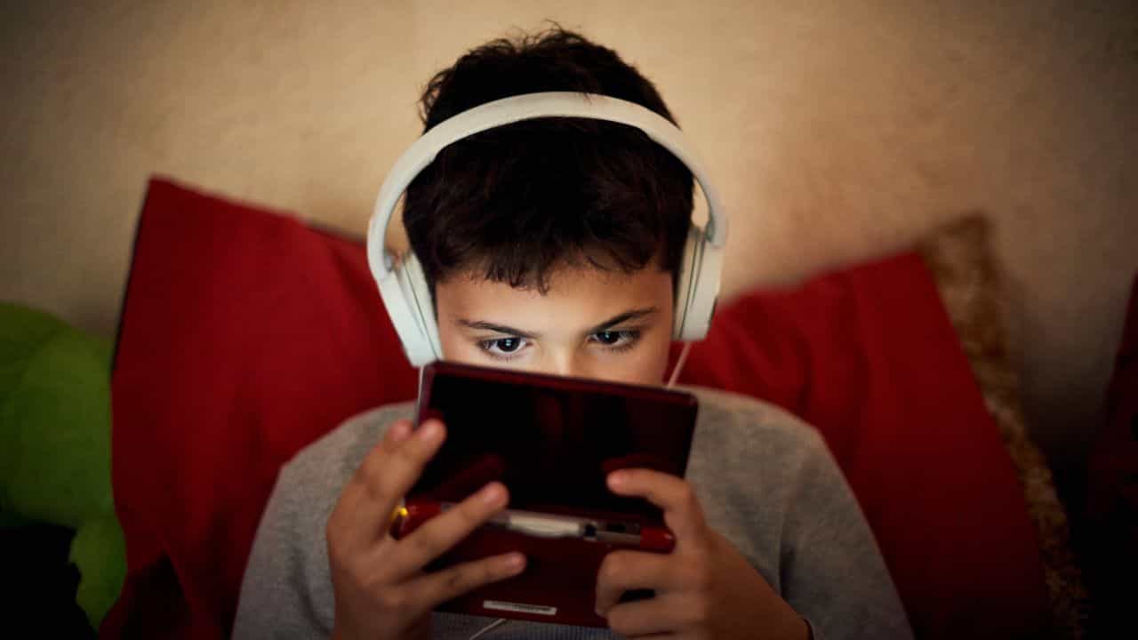 Screen Time: സ്ക്രീൻ ടൈമും ഓട്ടിസവും: ഫോൺ ഉപയോഗം കുട്ടികളിൽ ഓട്ടിസത്തിന് കാരണമാകുമോ?, മാതാപിതാക്കൾ അറിയാൻ