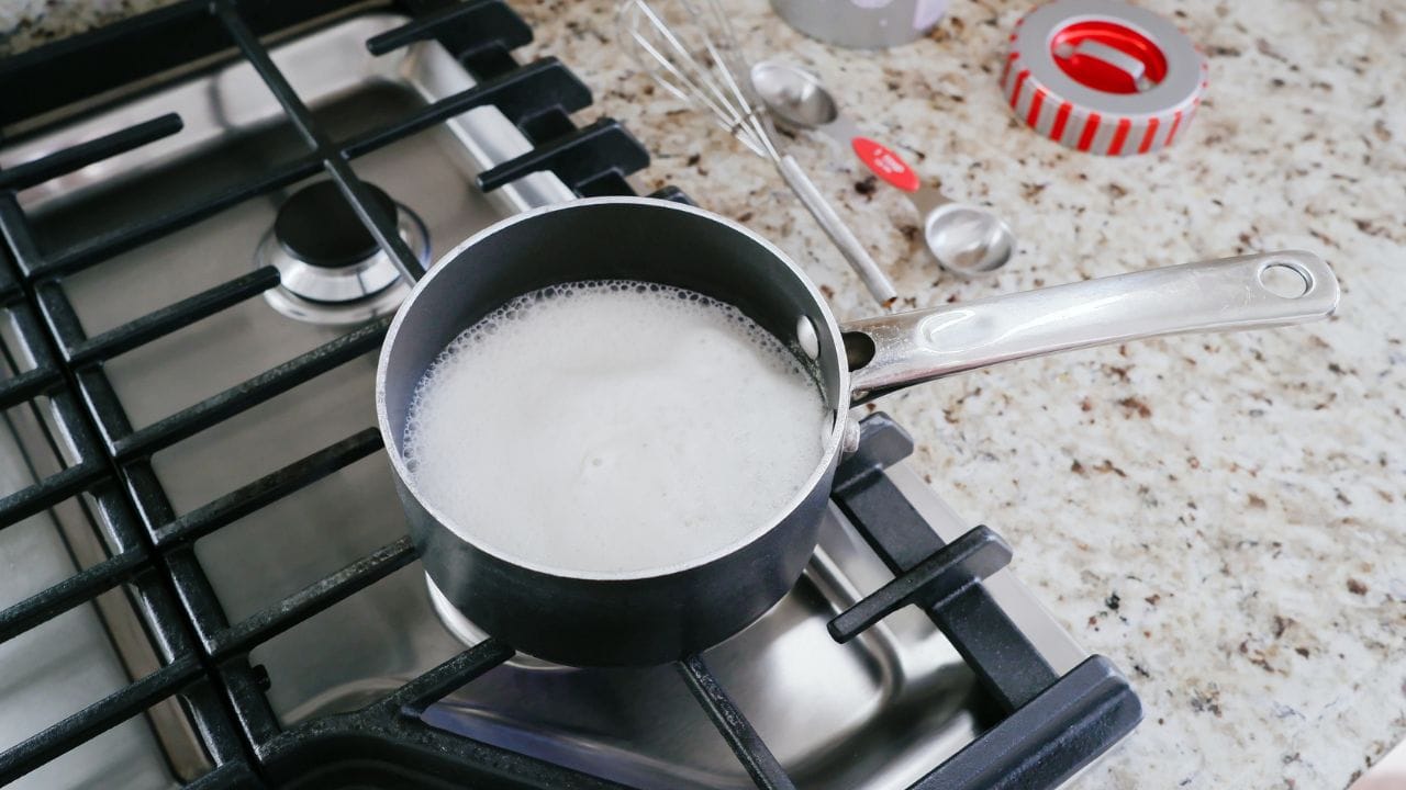 പലരും പാൽ വാങ്ങിയാലുടൻ ഫ്രിഡ്ജിലേക്ക് നേരിട്ട് വെക്കുകയാണ് ചെയ്യുന്നത്. അത് പാൽകവറായാലും വീടുകളിൽ നിന്ന് വാങ്ങുന്നതായാലും. എന്നാൽ വേനൽക്കാലത്ത് പാൽ വാങ്ങിയാലുടൻ മറ്റൊരു പാത്രത്തിലേക്ക് പകർത്തി നന്നായി തിളപ്പിക്കുക. തിളപ്പിക്കുമ്പോൾ പാലിലുള്ള ബാക്ടീരിയകൾ നശിക്കുകയും പാൽ കേടാകാനുള്ള സാധ്യത കുറയുകയും ചെയ്യുന്നു. ശേഷം തണുത്ത ശേഷം ഫ്രിഡ്ജിലേക്ക് മാറ്റുക.
