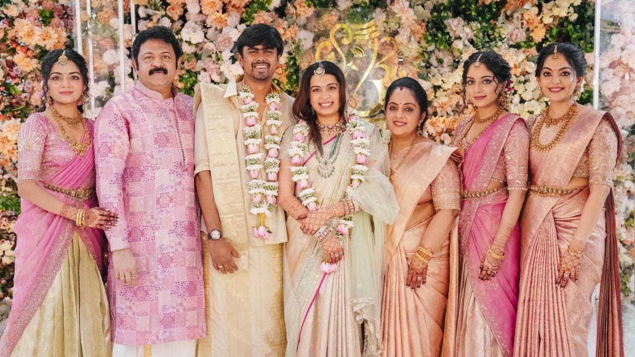 മലയാളികൾക്ക് ഏറെ പ്രിയപ്പെട്ട താരകുടുംബമാണ് കൃഷ്ണകുമാറിന്റേത്. നാല് പെൺമക്കളെയും സ്വതന്ത്രരായ വ്യക്തികളായി വളർത്തിയെടുക്കുന്നതിൽ സിന്ധു കൃഷ്ണ വഹിച്ച പങ്ക് പലപ്പോഴും സോഷ്യൽ മീഡിയയിൽ ചർച്ചയാകാറുണ്ട്. ഇപ്പോഴിതാ തന്റെ മാതൃത്വത്തെക്കുറിച്ചും മക്കളുടെ സിനിമാ കരിയറിനെക്കുറിച്ചും സിന്ധു പങ്കുവെച്ച വാക്കുകൾ ശ്രദ്ധേയമാകുന്നു.