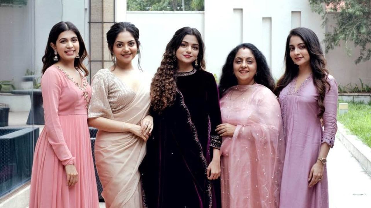 താൻ എപ്പോഴും മക്കളുടെ കാര്യങ്ങൾക്കായി ഓടിനടക്കുന്ന തിരക്കിലാണെന്ന് സിന്ധു പറയുന്നു. "അമ്മയ്ക്ക് സ്ട്രസ്സാണ്, എന്തുകൊണ്ട് റിലാക്സ് ചെയ്യുന്നില്ല" എന്ന് ഈയിടെ മക്കൾ തന്നെ ചോദിച്ചതായി സിന്ധു വെളിപ്പെടുത്തി. എന്നാൽ താൻ കഴിഞ്ഞ 30 വർഷമായി മക്കൾക്കായി ജീവിക്കുന്ന ആളാണെന്നും അതിൽ തനിക്ക് യാതൊരു സമ്മർദ്ദവും തോന്നാറില്ലെന്നും അവർ വ്യക്തമാക്കി. 