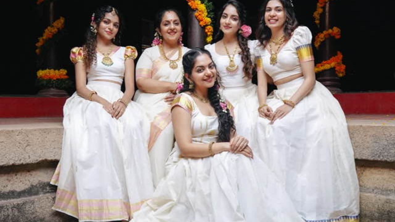 അഹാന കൃഷ്ണയും ഇഷാനി കൃഷ്ണയും സിനിമയിൽ സജീവമാണെങ്കിലും മുൻനിര നായികമാരുടെ നിരയിലേക്ക് ഇതുവരെ എത്തിയിട്ടില്ല എന്ന ചോദ്യത്തിനും സിന്ധു കൃഷ്ണയ്ക്ക് വ്യക്തമായ മറുപടിയുണ്ട്. മക്കൾക്ക് സൗന്ദര്യവും കഴിവും ഉണ്ടെങ്കിലും മുൻനിര നായിക സ്ഥാനത്ത് എത്തിയില്ല എന്നതിൽ തങ്ങൾക്ക് വിഷമമില്ലെന്ന് സിന്ധു പറഞ്ഞു.