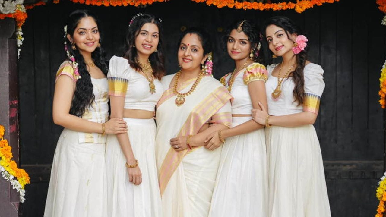 സംഭവിക്കാനുള്ളതേ സംഭവിക്കൂ. നമ്മൾ എന്ത് ചെയ്താലും വിചാരിക്കുന്നത് പോലെ മാത്രമേ കാര്യങ്ങൾ നടക്കൂ. ഇപ്പോൾ ഉള്ളതിൽ ഞങ്ങൾ തൃപ്തരാണ്," - സിന്ധു കൃഷ്ണ കൂട്ടിച്ചേർത്തു. നാല് പെൺമക്കളെയും അവരുടെ കഴിവുകൾ തിരിച്ചറിഞ്ഞ് വളർത്തുന്നതിലും അവർക്ക് കൃത്യമായ പിന്തുണ നൽകുന്നതിലും സിന്ധു കൃഷ്ണ പലർക്കും ഒരു മാതൃകയാണ്.  