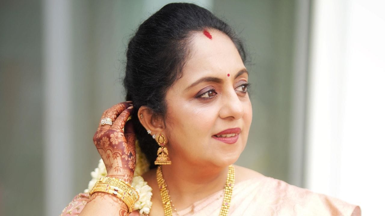 മക്കളുടെ എല്ലാ കാര്യങ്ങളിലും നിഴലായി കൂടെ നിൽക്കുന്ന അമ്മയെന്ന നിലയിൽ സിന്ധുവിന്റെ ഈ വാക്കുകൾ സോഷ്യൽ മീഡിയയിൽ ഇതിനോടകം വൈറലായിക്കഴിഞ്ഞു. റെഡ് എഫ്എം മലയാളത്തിന് നൽകിയ അഭിമുഖത്തിലാണ് സിന്ധു മനസ് തുറന്നത്.