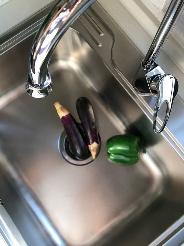 കിച്ചണ്‍ സിങ്കില്‍ കറ പിടിച്ചോ? കളയാനുള്ള ടിപ്പിതാ