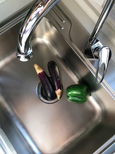 കിച്ചണ്‍ സിങ്കില്‍ കറ പിടിച്ചോ? കളയാനുള്ള ടിപ്പിതാ