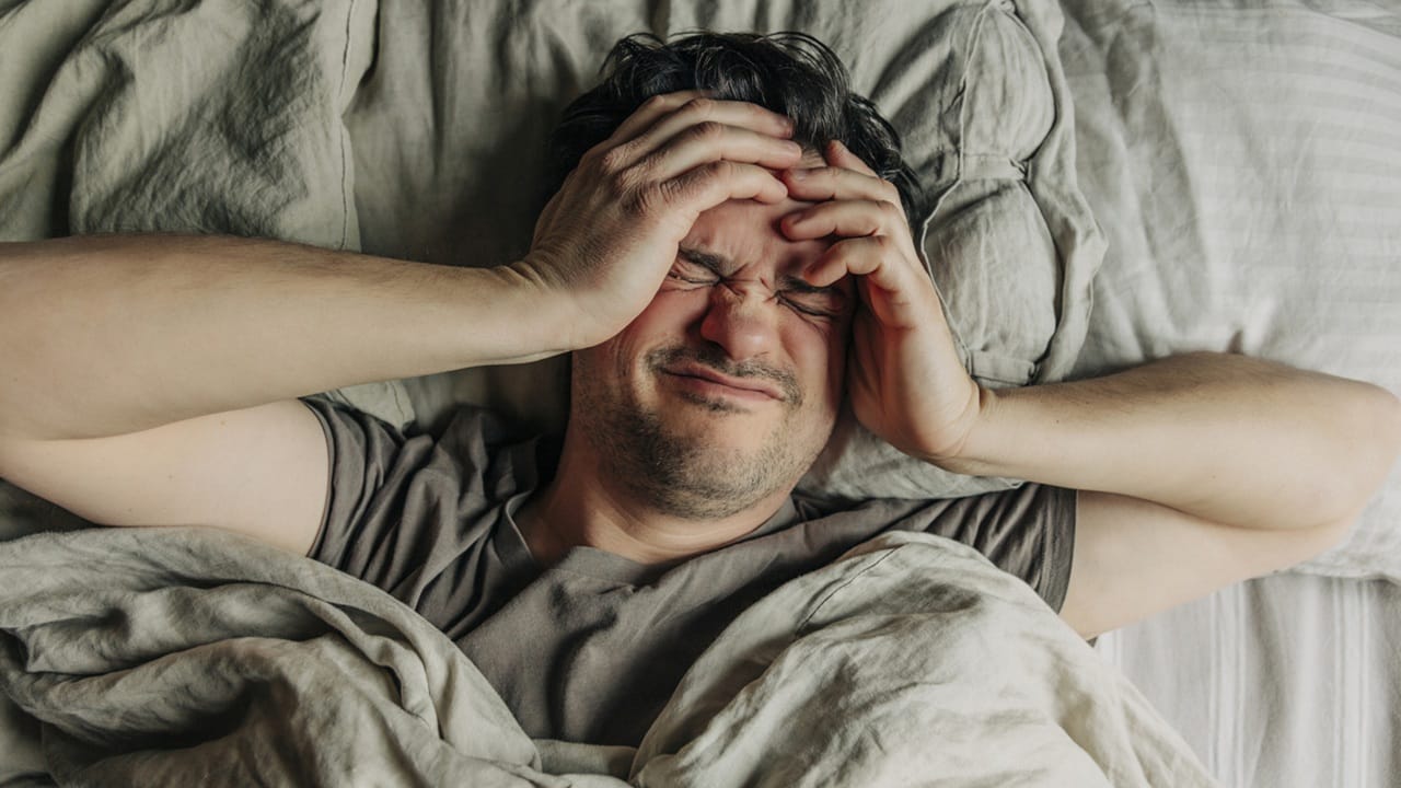 പകലാണോ, രാത്രിയിലാണോ ഇപ്പോള് ചൂടു കൂടുതലെന്ന് ചോദിച്ചാല് ഉത്തരം പറയാന് പലരും ബുദ്ധിമുട്ടിയേക്കാം. ഇടയ്ക്ക് അല്പം മഴ പെയ്യുന്നുണ്ടെങ്കിലും ചൂടിന് കുറവില്ല. രാത്രിയിലും ചൂട് വര്ധിക്കുന്നത് സുഖകരമായ ഉറക്കത്തിനും തടസം സൃഷ്ടിക്കുന്നു. ഈ കാലാവസ്ഥയില് എങ്ങനെ ഉറങ്ങുമെന്നാണ് പലരുടെയും ചോദ്യം (Image Credits: Getty Images).