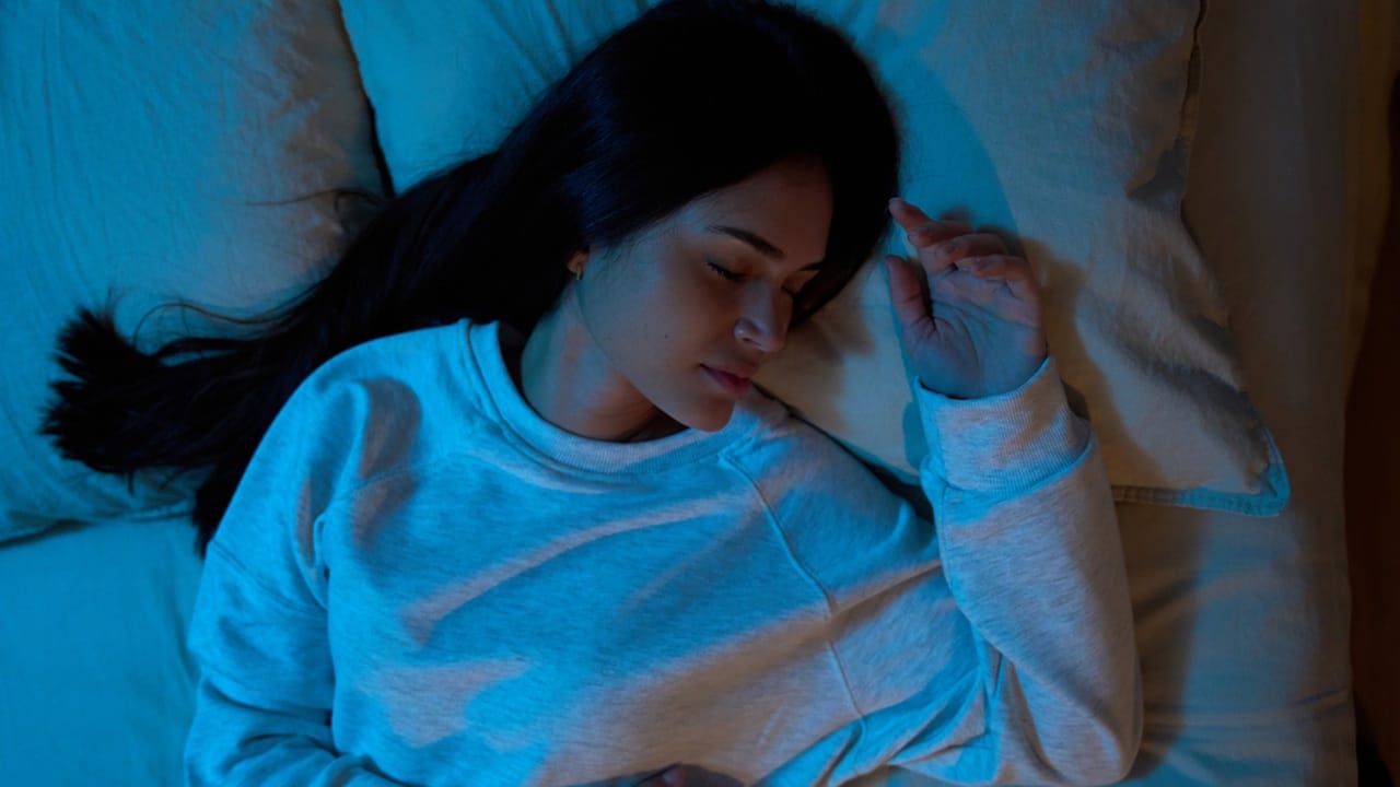 എസിയില്ലാത്ത നിരവധി പേര് നമുക്കിടയിലുണ്ട്. ഫാനാണ് പലരുടെയും പ്രതിവിധി. എന്നാല് ഫാനില് നിന്നു വരുന്നത് ചൂട് കാറ്റാണെന്ന് അനുഭവം പങ്കുവയ്ക്കുന്നവരുമുണ്ട്. ഈ സാഹചര്യത്തില് സുഖകരമായ ഉറക്കത്തിന് എന്ത് ചെയ്യാനാകുമെന്ന് നോക്കാം.