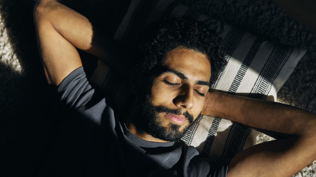 എന്ത് സംഭവിച്ചാലും കൃത്യമായ ഉറക്കം ഉറപ്പാക്കേണ്ടത് ആരോഗ്യത്തിന് അനിവാര്യമാണ്. നന്നായി ഉറങ്ങിയില്ലെങ്കില് അത് നമ്മുടെ ജീവിതം താളം തെറ്റിക്കും. ഉറക്കത്തിന് സഹായിക്കുന്ന ചില ടിപ്സ് ഇവിടെ പരിശോധിക്കാം. ഉറങ്ങാൻ കിടക്കുന്നതിന് ഒരു മണിക്കൂർ മുമ്പെങ്കിലും നിങ്ങളുടെ കണ്ണുകൾക്ക് സ്ക്രീനുകളിൽ നിന്ന് ഇടവേള നൽകുകയാണ് ഒരു മാര്ഗം.