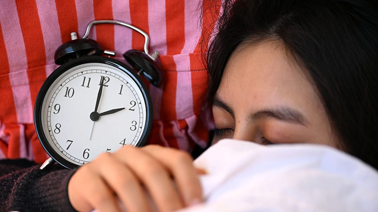 ഉറങ്ങാനും, ഉണരാനും എന്നും കൃത്യസമയം തിരഞ്ഞെടുക്കുക. സ്ഥിരമായ ദിനചര്യം 'സര്ക്കാഡിയന് റിഥം' ക്രമീകരിക്കും. ഉറങ്ങാന് കിടക്കുന്നതിന് ഏകദേശം അര മണിക്കൂര് മുമ്പ് ഇളം ചൂട് വെള്ളത്തില് കുളിക്കുന്നതും നല്ലത്. പകല് നന്നായി വെള്ളം കുടിക്കണം.