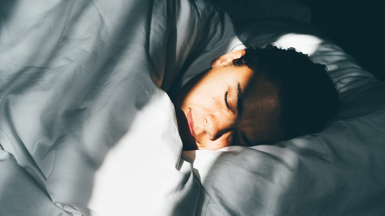 ഉച്ചയ്ക്ക് ശേഷം കാപ്പി കുടിക്കുന്നത് കുറയ്ക്കുക. രാത്രിയില് ലഘുവായി മാത്രം കഴിക്കുന്നതും ഉറക്കത്തിന് നല്ലതാണ്. പൊതുവിവരങ്ങള് അടിസ്ഥാനമാക്കി തയ്യാറാക്കിയതാണ് ഈ ലേഖനം. പ്രൊഫഷണല് മെഡിക്കല് ഉപദേശത്തിന് പകരമല്ല.