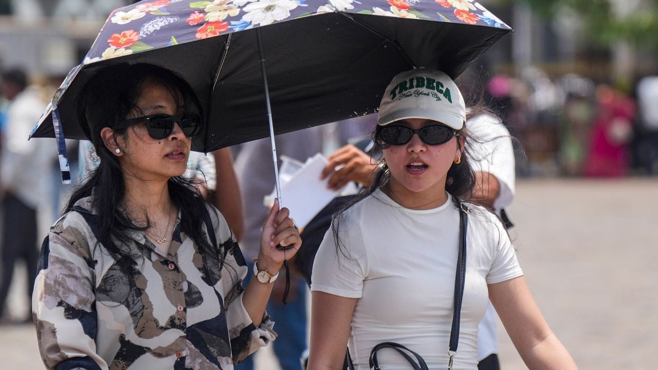 സംസ്ഥാനത്ത് ചൂട് വർധിച്ചുവരുന്ന സാഹചര്യത്തിൽ ശരീരം തണുപ്പിക്കാൻ നമ്മൾ പല വഴികളും തേടാറുണ്ട്. എന്നാൽ നാം ധരിക്കുന്ന വസ്ത്രത്തിന്റെ നിറം നമ്മുടെ ശരീരതാപനിലയെ സ്വാധീനിക്കുന്നുണ്ടെന്ന് നിങ്ങൾക്കറിയാമോ? വെളുത്ത വസ്ത്രമാണോ അതോ കറുത്ത വസ്ത്രമാണോ ചൂടുകാലത്ത് നല്ലതെന്ന തർക്കത്തിന് പിന്നിലെ സത്യാവസ്ഥ പരിശോധിക്കാം. (Image Credit Source: Getty Images and PTI)