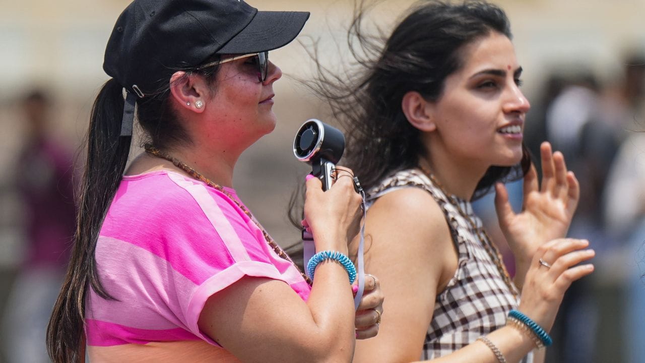 കറുപ്പ് അല്ലെങ്കിൽ ഇരുണ്ട നിറങ്ങൾ ചൂട് പെട്ടെന്ന് ആഗിരണം ചെയ്യും എന്നത് സത്യമാണ്. എന്നാൽ കറുത്ത വസ്ത്രങ്ങൾക്ക് ചില പ്രത്യേക ഗുണങ്ങളുണ്ട്. ഇരുണ്ട നിറങ്ങൾ ദോഷകരമായ അൾട്രാവയലറ്റ് രശ്മികളെ ചർമ്മത്തിലേക്ക് കടത്തിവിടാതെ തടയുന്നു. ഇത് ചർമ്മത്തിന് കൂടുതൽ സംരക്ഷണം നൽകും. കാറ്റുള്ളപ്പോൾ അയഞ്ഞ കറുത്ത വസ്ത്രങ്ങൾ ധരിക്കുന്നത് ശരീരത്തിലെ ചൂടിനെ വസ്ത്രം വലിച്ചെടുത്ത് പുറത്തേക്ക് കളയാൻ സഹായിക്കുമെന്ന് ചില പഠനങ്ങൾ പറയുന്നു 