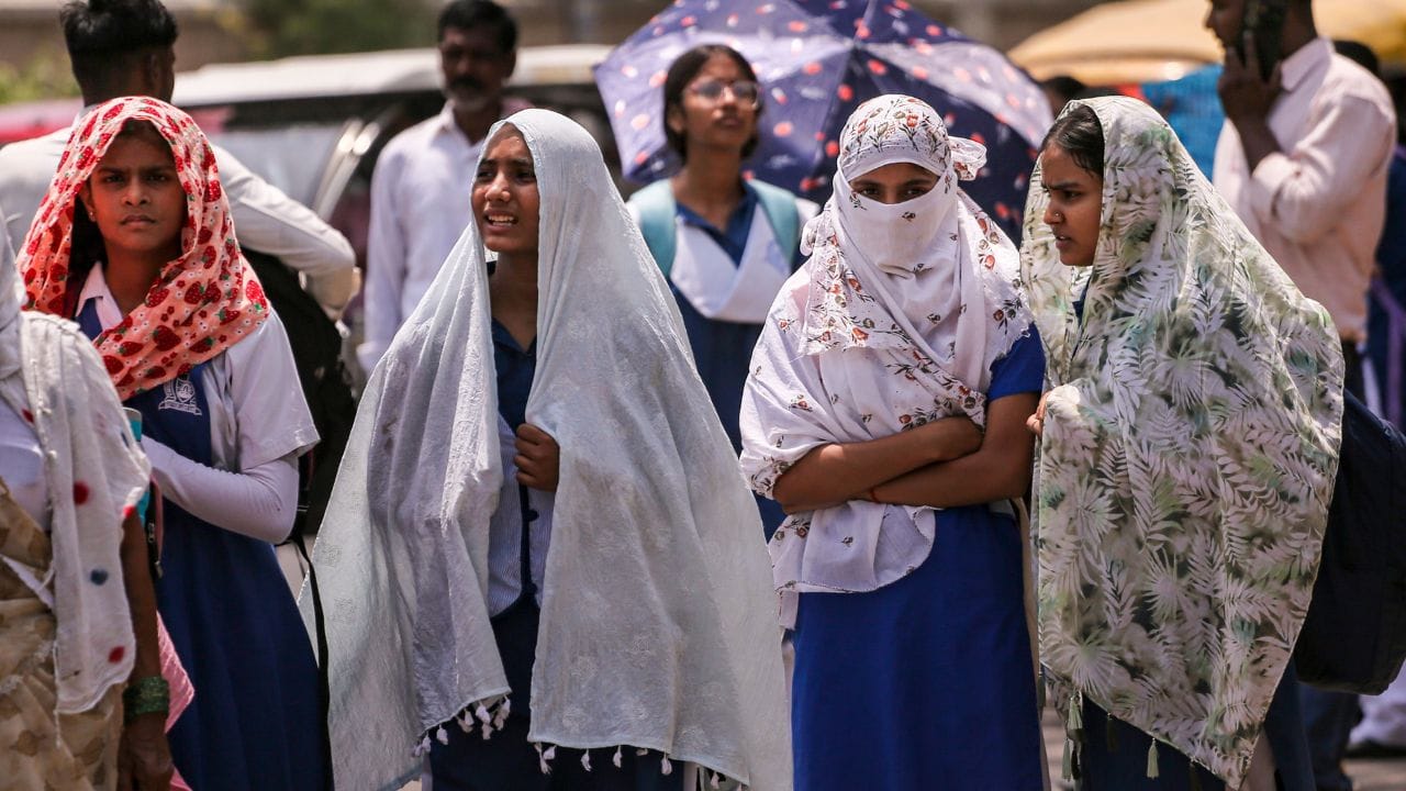 പാരമ്പര്യമായി ഇന്ത്യക്കാർ അയഞ്ഞ കോട്ടൺ വസ്ത്രങ്ങളാണ് (സാരി, ധോത്തി) ഉപയോഗിക്കുന്നത്. എന്നാൽ വെയിലത്ത് പണിയെടുക്കുന്നവർ സൂര്യതാപമേൽക്കാതിരിക്കാൻ ഇരുണ്ട നിറങ്ങളും തിരഞ്ഞെടുക്കാറുണ്ട്. കടുത്ത ചൂടിനെ പ്രതിരോധിക്കാൻ ലിനൻ വസ്ത്രങ്ങളാണ് ഇവർ ഉപയോഗിച്ചിരുന്നത്. അധികവും വെള്ള നിറമാണെങ്കിലും അധികാരത്തിന്റെ ചിഹ്നമായി കറുപ്പും ഉപയോഗിച്ചിരുന്നു.