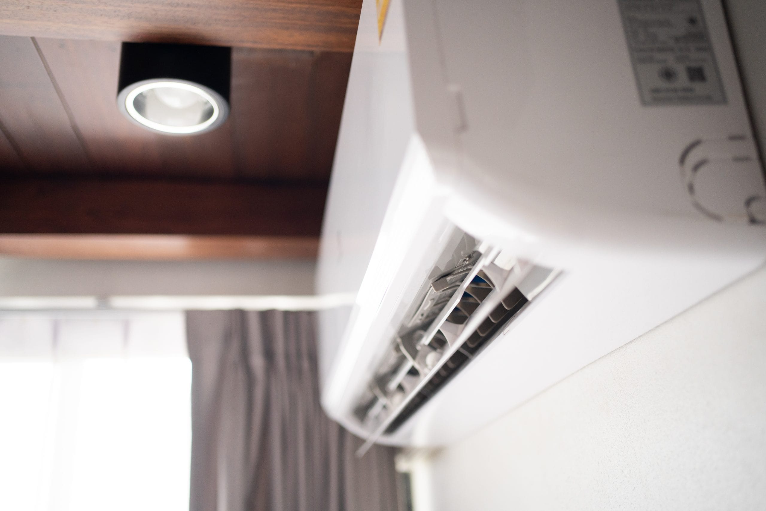 ഉറങ്ങുന്നതിന് മുൻപും ശേഷവും ആവശ്യത്തിന് വെള്ളം കുടിക്കുന്നത് ശരീരത്തിലെ ഈർപ്പം നിലനിർത്താൻ സഹായിക്കും. അതുപോലെ തന്നെ കിടക്കുന്നതിന് ഒരു മണിക്കൂർ മുമ്പ് എസ് ഓൺ ചെയ്ത് ഇട്ട് മുറി തണുപ്പിച്ച ശേഷം എസി ഓഫാക്കി ഫാൻ ഇടുന്നത് തണുപ്പ് കിട്ടാൻ നല്ലതാണ്. മുറിയിൽ തണുപ്പ് നിൽക്കുകയും ചെയ്യും അസുഖങ്ങൾ വരാനുള്ള സാധ്യത കുറയുകയും ചെയ്യും. 
