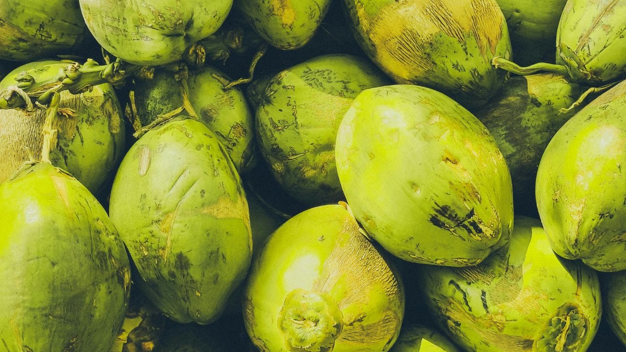 നല്ല പച്ച നിറമുള്ളതോ ആയ കരിക്ക് തിരഞ്ഞെടുക്കുക. പുറന്തോടിൽ തവിട്ട് നിറത്തിലുള്ള പാടുകളോ ചുളിവുകളോ ഉണ്ടെങ്കിൽ അത് വെട്ടിയിട്ട് ദിവസങ്ങൾ കഴിഞ്ഞതാകാൻ സാധ്യതയുണ്ട്. കരിക്കിന്റെ ഞെട്ട് നിൽക്കുന്ന ഭാഗം നല്ല പച്ച നിറത്തിലോ ഇളം വെളുപ്പ് നിറത്തിലോ ആണെങ്കിൽ അത് ഫ്രഷ് ആണെന്ന് ഉറപ്പിക്കാം.