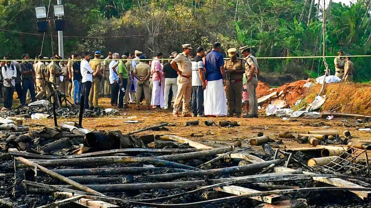 Thrissur Fireworks Explosion:500 കിലോയിലധികം വെടിമരുന്ന് സൂക്ഷിച്ചു;പാറമേക്കാവിന്റെ പടക്ക നിർമ്മാണശാല ഉടമയ്ക്കെതിരെ കേസ്