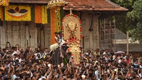 വര്‍ണക്കുടകള്‍ ഉയര്‍ന്നു, ചെപ്പിലെ വിസ്മയങ്ങള്‍ വിണ്ണില്‍