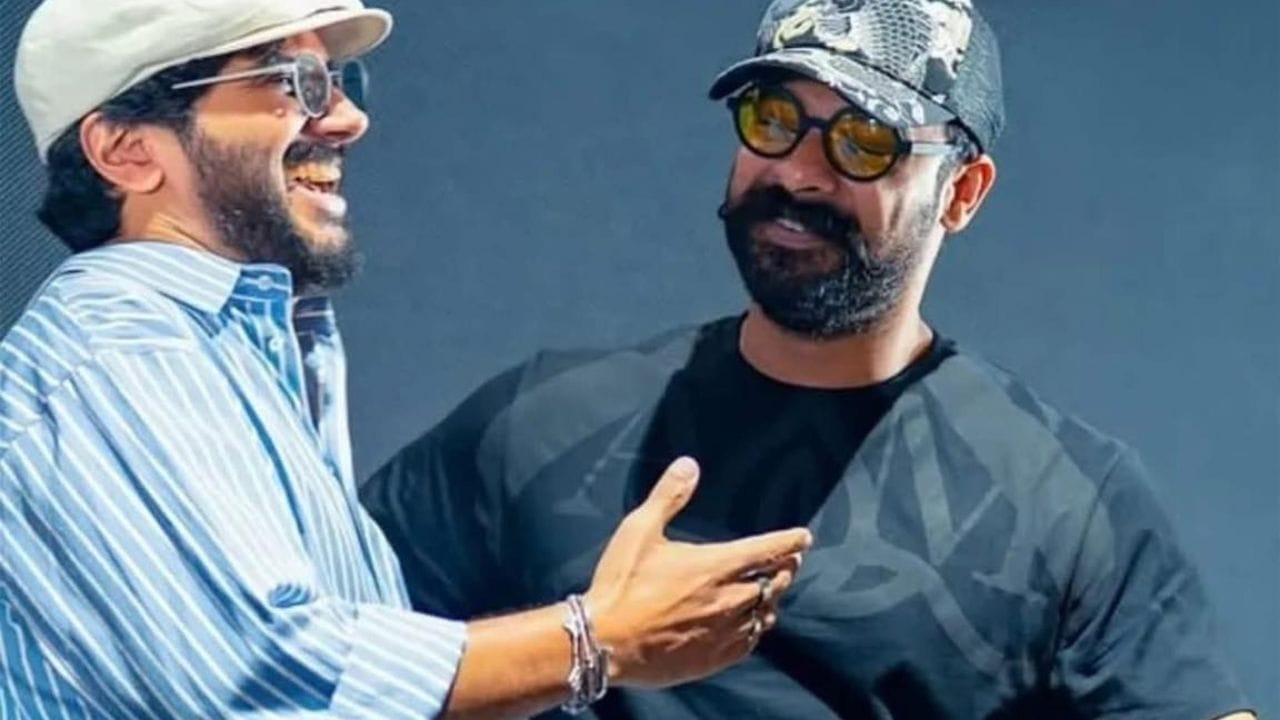 നടൻ ദുൽഖർ സൽമാനും ലോക സിനിമയുടെ അണിയറപ്രവർത്തകരും ചേർന്ന് ടൊവിനോ തോമസിനെ ഒതുക്കാൻ ശ്രമിക്കുന്നു എന്ന തരത്തിൽ പ്രചരിച്ച വാർത്തകൾക്ക് ചുട്ട മറുപടിയുമായി ടൊവിനോ. തന്റെ പുതിയ ചിത്രമായ പള്ളിച്ചട്ടമ്പിയുടെ പ്രചാരണത്തിനിടെ ഒരു തമിഴ് മാധ്യമപ്രവർത്തകന്റെ ചോദ്യത്തിന് മറുപടി പറയുകയായിരുന്നു അദ്ദേഹം.