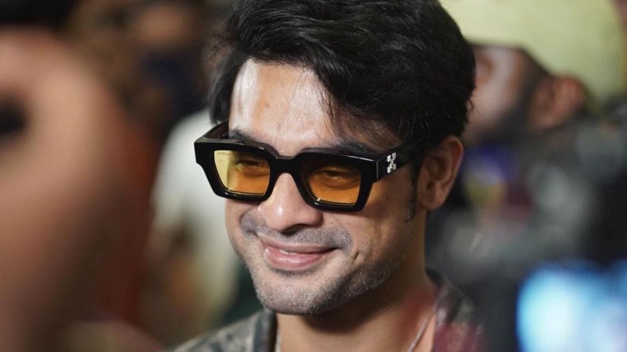 ലോകയിൽ ടൊവിനോ മികച്ച പ്രകടനം കാഴ്ചവെച്ചിട്ടും പ്രമോഷൻ സമയത്ത് അണിയറപ്രവർത്തകർ അദ്ദേഹത്തെ അവഗണിച്ചു എന്നായിരുന്നു മാധ്യമപ്രവർത്തകന്റെ ആരോപണം. എന്നാൽ ചോദ്യം കേട്ട് പൊട്ടിച്ചിരിച്ച ടൊവിനോ, താനും ദുൽഖറും തമ്മിലുള്ള ബന്ധത്തിന്റെ ആഴം വ്യക്തമാക്കി.