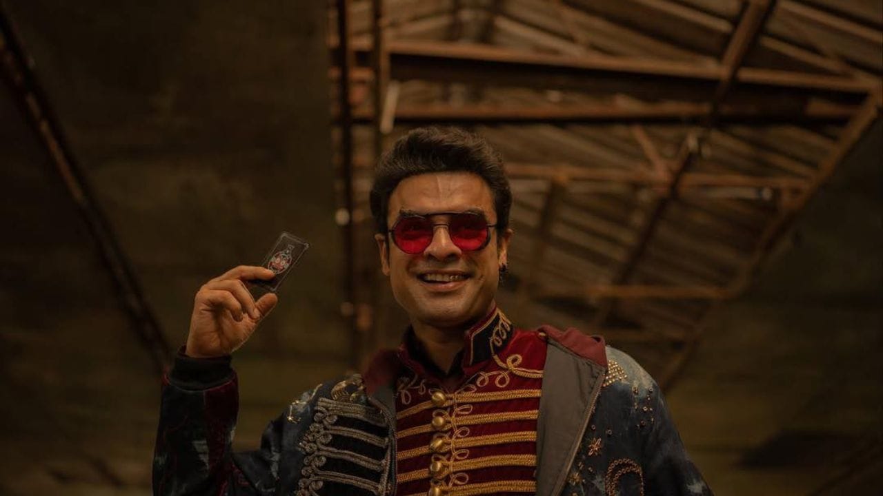 ഞാൻ അസിസ്റ്റന്റ് ഡയറക്ടറായി സിനിമയിൽ തുടങ്ങിയത് ദുൽഖറിന്റെ 'തീവ്രം' എന്ന സിനിമയിലൂടെയാണ്. പിന്നീട് എബിസിഡിയിൽ വില്ലനായി അഭിനയിച്ചു. അന്ന് മുതൽ ഇന്നുവരെ ദുൽഖർ എന്നോട് വളരെ മാന്യമായും സ്നേഹത്തോടെയും മാത്രമേ പെരുമാറിയിട്ടുള്ളൂ. വെളിയിലിരുന്ന് ഇത്തരം ഗോസിപ്പുകൾ പ്രചരിപ്പിക്കാൻ എളുപ്പമാണ്. വേണമെങ്കിൽ ഞങ്ങളുടെ വാട്ട്‌സ്ആപ്പ് ചാറ്റ്സ് കാണിച്ചുതരാം, അത്രയും നല്ല സൗഹൃദമാണ് ഞങ്ങൾക്കിടയിലുള്ളത്. - ടൊവിനോ പറഞ്ഞു.