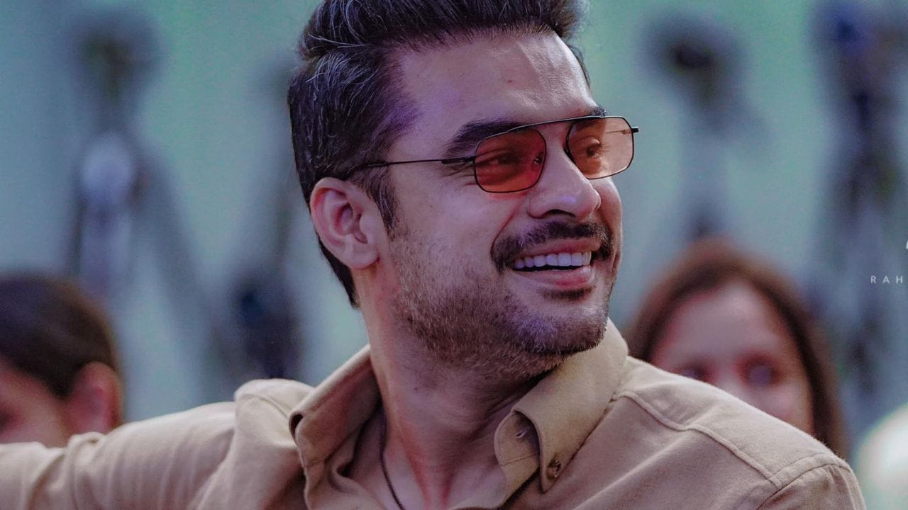 ലോകയുടെ റിലീസ് സമയത്ത് ദുൽഖർ തന്നെ നേരിട്ട് വിളിച്ച് ടിക്കറ്റ് ബുക്ക് ചെയ്താണ് ദുബായിലേക്ക് പ്രമോഷനായി കൊണ്ടുപോയതെന്നും ടൊവിനോ വെളിപ്പെടുത്തി. ചിത്രത്തിന്റെ സംവിധായകൻ അരുൺ, നടി കല്യാണി പ്രിയദർശൻ, നസ്‌ലിൻ എന്നിവരുമായുള്ള തന്റെ ആത്മബന്ധവും താരം ഓർത്തെടുത്തു.