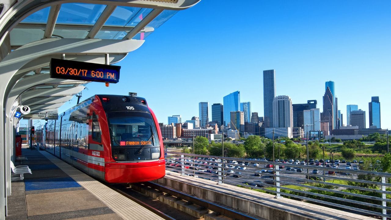 ഉച്ചയ്ക്ക് 12.30ന് തിരുവനന്തപുരം സെന്ട്രലില് നിന്ന് പുറപ്പെടുന്ന ട്രെയിന് നമ്പര് 16525 പിറ്റേദിവസം രാവിലെ 7 മണിയോടെ ബെംഗളൂരുവിലെത്തിച്ചേരും. ഈ ട്രെയിന് എല്ലാ ദിവസവും സര്വീസ് നടത്തുന്നതാണ്. 4.45നാണ് അടുത്ത ട്രെയിന്, മൈസൂരു എക്സ്പ്രസ് (16316) പിറ്റേദിവസം രാവിലെ 8.18ന് ബെംഗളൂരുവിലെത്തും. ഈ ട്രെയിനും എല്ലാ ദിവസവുമുണ്ട്. 12.50ന് പോകുന്ന ട്രെയിന് നമ്പര് 12778 എസ്എസ്എസ് ഹുബ്ബള്ളി വീക്കലി സൂപ്പര് ഫാസ്റ്റ് എക്സ്പ്രസാണ് മറ്റൊന്ന്, ഇത് ചൊവ്വാഴ്ചകളില് മാത്രമേ ഉള്ളൂ. പിറ്റേദിവസം പുലര്ച്ചെ 3.34ന് ബെംഗളൂരുവിലെത്തും.