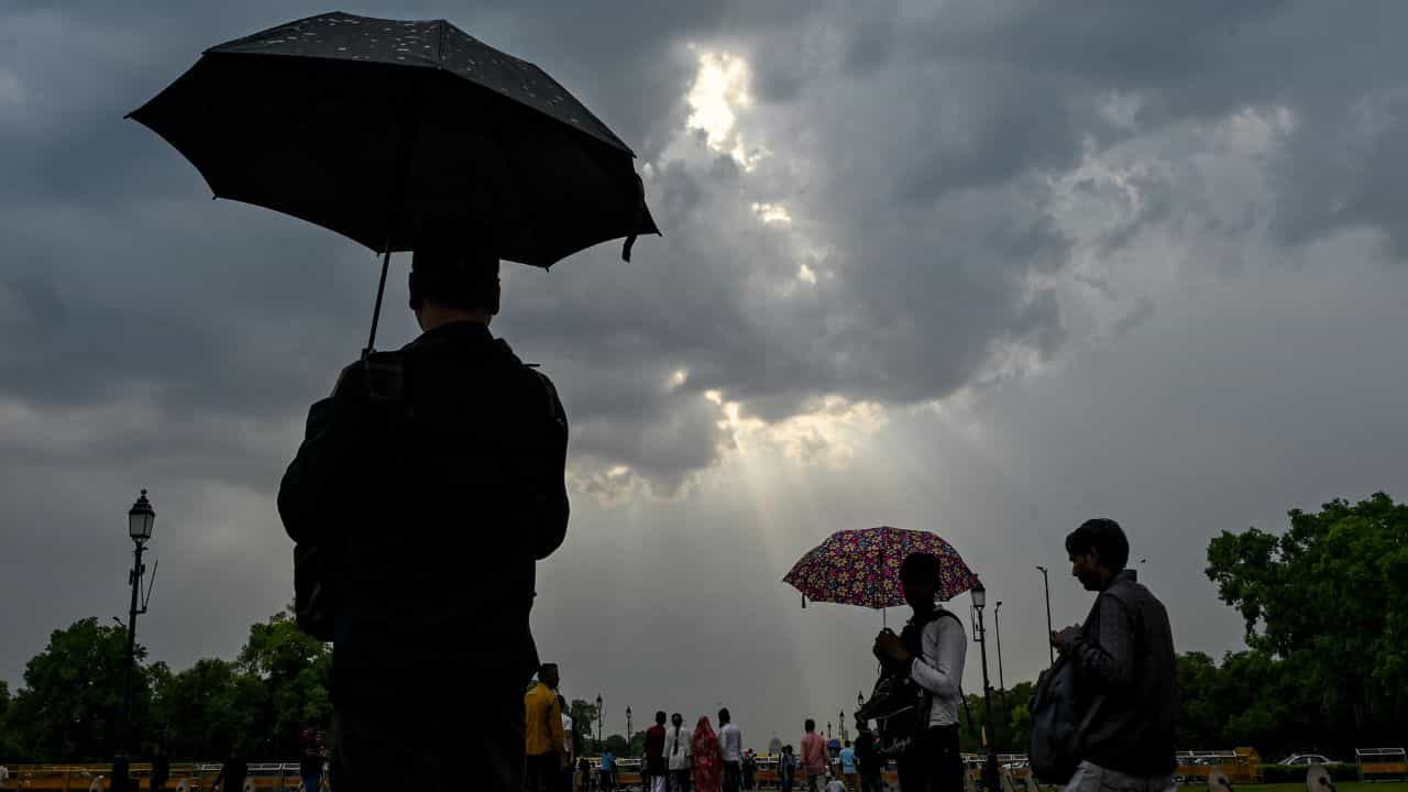 UAE Weather alert: ശക്തമായ കാറ്റിനും പൊടിക്കാറ്റിനും മഴയ്ക്കും സാധ്യത, യുഎഇയിൽ കാലാവസ്ഥ മാറുന്നു
