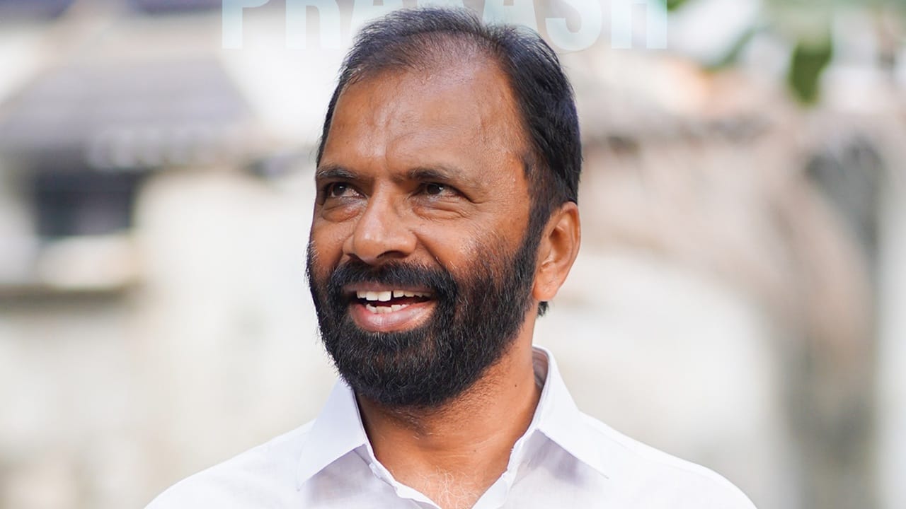 2021-ല് നിലമ്പൂരിലെ യുഡിഎഫ് സ്ഥാനാര്ത്ഥി വിവി പ്രകാശായിരുന്നു. പക്ഷേ അദ്ദേഹം ഇടതുസ്വതന്ത്രനായ പി.വി. അന്വറിനോട് പരാജയപ്പെട്ടു. 2021 ഏപ്രില് 29-ന് അദ്ദേഹം മരിച്ചു. ഹൃദയാഘാതമായിരുന്നു മരണകാരണം (Image Credits: VV Prakash Facebook Page).