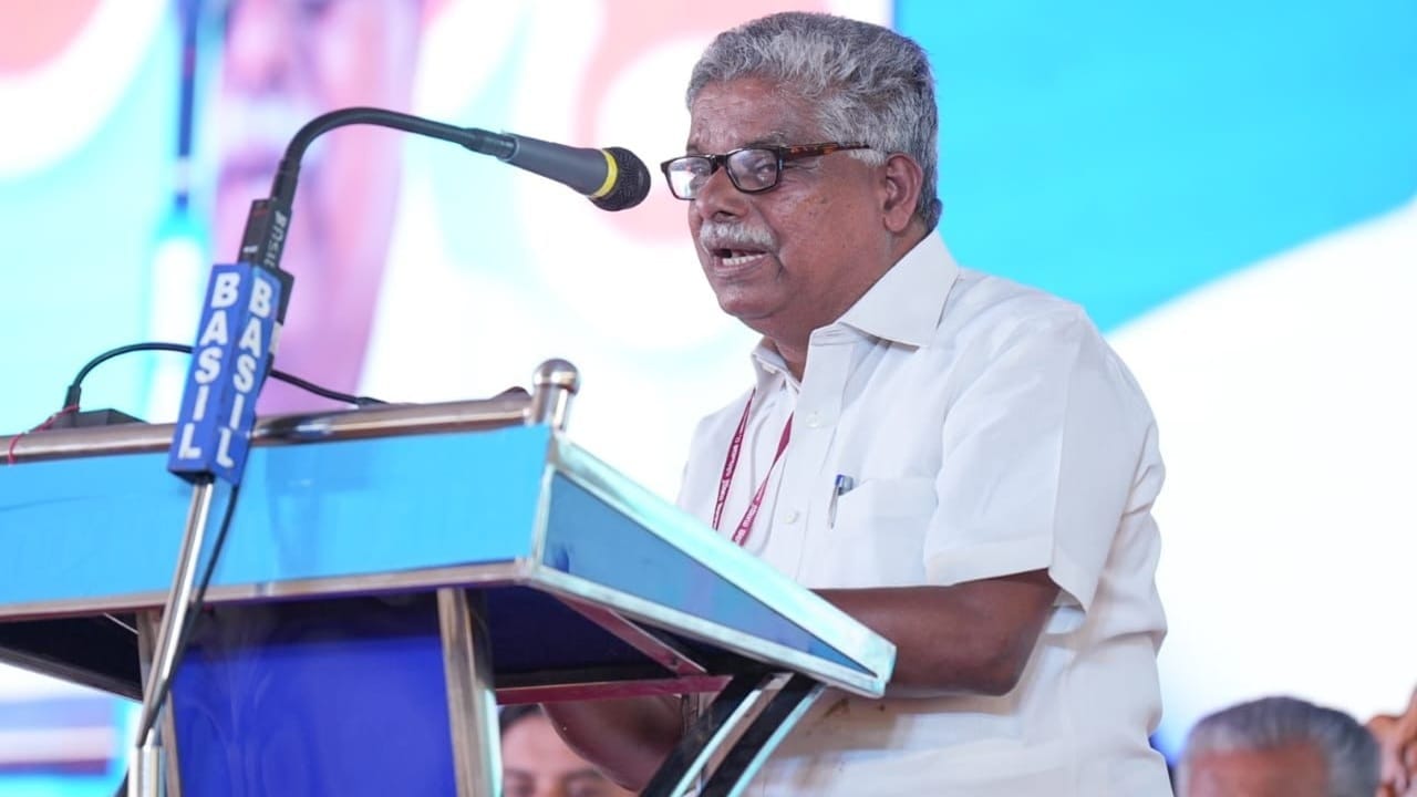 പീരുമേട് മണ്ഡലത്തില് 2021-ല് വിജയിച്ചത് സിപിഐയുടെ വാഴൂര് സോമനായിരുന്നു. 1,835 വോട്ടുകളായിരുന്നു ഭൂരിപക്ഷം. 2025 ഓഗസ്ത് 21-ന് അന്തരിച്ചു. 72-ാം വയസിലായിരുന്നു അന്ത്യം (Image Credits: Vazhoor Soman Facebook Page).