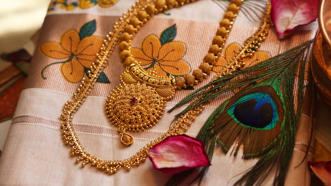 "കൊന്നപ്പൂവിന്റെ സൗകുമാര്യവും, ഉണ്ണിക്കണ്ണന്റെ പുഞ്ചിരിയും മനസില് സമാധാനം നിറയ്ക്കട്ടെ. എല്ലാവര്ക്കും എന്റെ ഹൃദയം നിറഞ്ഞ വിഷുവാശംസകള്". "വിഷുക്കണിയുടെ ഐശ്വര്യം ഇനിയെന്നും നിങ്ങളുടെ ജീവിതത്തില് സമാധാനം നിറയ്ക്കട്ടെ. ഹാപ്പി വിഷു" (Image Credits: Getty Images).