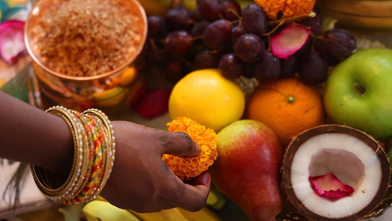 "കണിക്കൊന്നയുടെ പൊന്തിളക്കം നിങ്ങളുടെ ജീവിതത്തിന് കൂടുതല് ശോഭ പകരട്ടെ. വിഷു ആശംസകള് നേരുന്നു". "കൈനീട്ടത്തിലൂടെ ലഭിക്കുന്ന സ്നേഹവും, ചൊരിയുന്ന വാത്സല്യവും ജീവിതത്തില് എല്ലാ ഐശ്വര്യങ്ങളും കൊണ്ടുവരട്ടെ. ആശംസകള് നേരുന്നു" (Image Credits: Getty Images).