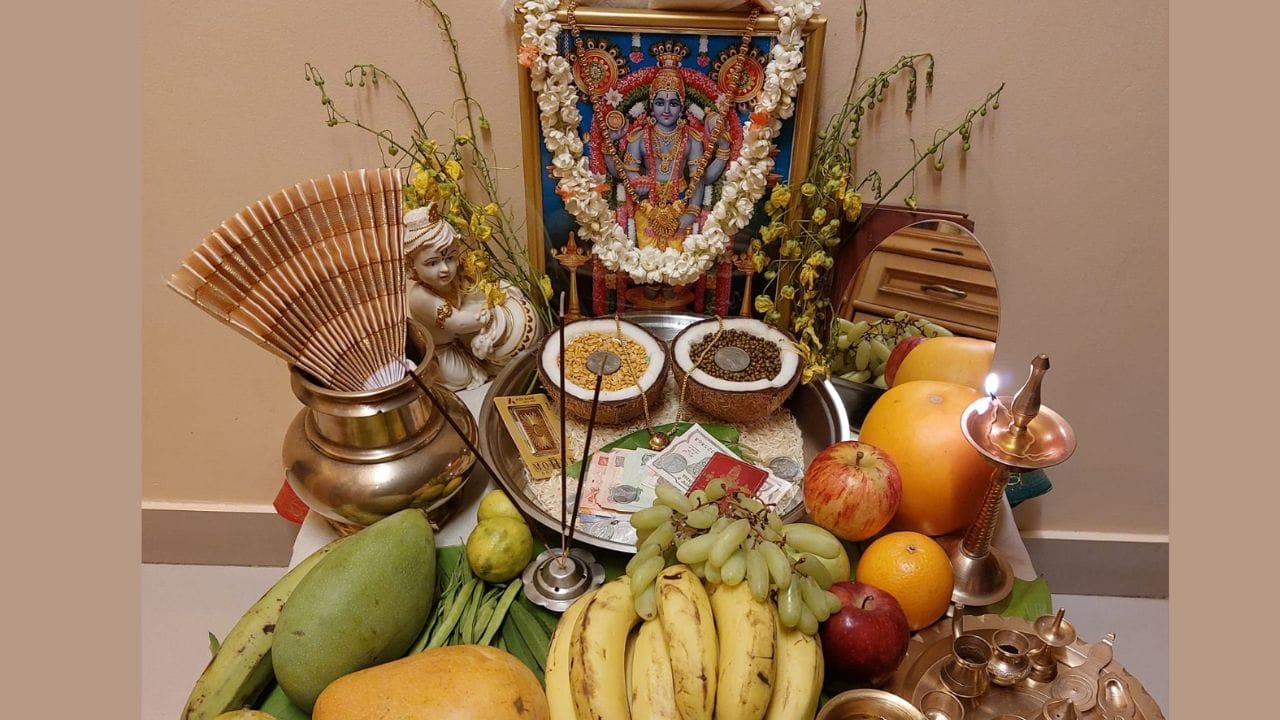 തേച്ചു മിനുക്കിയ വെങ്കലത്തിന്റെ ഉരുളിയിലാണ് കണി വെക്കേണ്ടത്. മറ്റു പാത്രങ്ങളിൽ വെക്കുന്നത് അത്ര ശുഭകരമായി കണക്കാക്കുന്നില്ല. എന്നിരുന്നാലും നിങ്ങൾക്ക് ഉള്ളതുകൊണ്ട് ചെയ്യാവുന്നതാണ്. കൂടാതെ ഉരുളിയിൽ ധാന്യങ്ങളായ കുത്തരി, നെല്ല്, എന്നിവ ഉണ്ടായിരിക്കണം. പിന്നെ വിവിധ പഴങ്ങളും പച്ചക്കറികളും കണി കാണുന്നതിൽ വയ്ക്കാവുന്നതാണ്. (PHOTO: FACEBOOK/GETTY IMAGES)