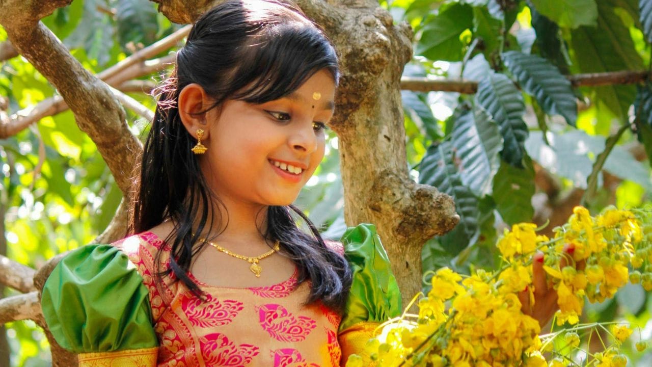 കണിക്കൊന്നയല്ലേ.. കാട്ടിലെ - പ്പൊന്നിൻ ചിരിയല്ലേ.. കണ്ണന്റെ മാറിലെ കൗസ്തുഭ - ക്കല്ലിൻ പ്രഭയല്ലേ. ( സുഗതകുമാരി)