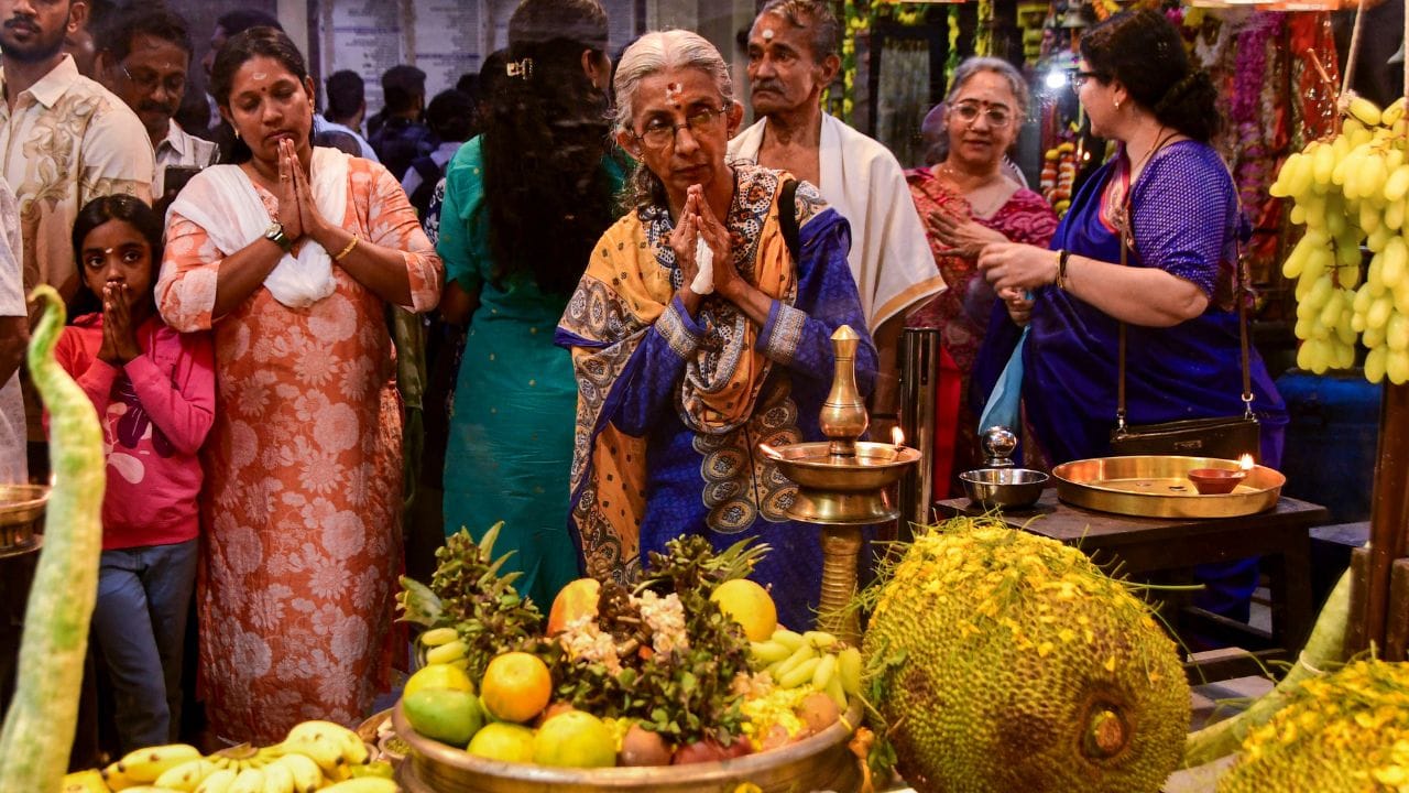 കണിക്കൊന്നയും വിഷുക്കൈനീട്ടവും പോലെ തന്നെ മലയാളിക്ക് വിഷുക്കാലം കവിതകളുടെയും പാട്ടുകളുടെയും കൂടിയാണ്. പണ്ടത്തെ നാട്ടിൻപുറവും മേടപ്പുലരിയും വിഷുക്കണിയുമെല്ലാം ഓർമ്മിക്കുന്ന ഒരു പിടി കവിതകൾ നോക്കിയാലോ? വെറുമൊരു 'ഹാപ്പി വിഷു' പറയുന്നതിന് പകരം മലയാളത്തിന്റെ പ്രിയപ്പെട്ട കവികൾ വിഷുവിനെ വർണ്ണിച്ച ഈ സുന്ദരമായ വരികൾ ഇത്തവണ ആശംസകൾക്കൊപ്പം പങ്കുവെക്കാം. (Image Credit Source : Pexels/PTI)