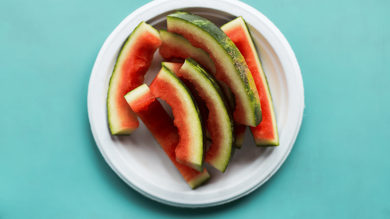 അതുപോലെ ചോറിനൊപ്പം കഴിക്കാവുന്ന അടിപൊളി തോരനു കറിയും തണ്ണിമത്തൻ തൊലി ഉപയോഗിച്ച് ഉണ്ടാക്കാം. വെള്ളരിക്കയുടെ രുചിക്ക് സമാനമായിരിക്കും ഇവയുടെയും രുചി. തോരനൊപ്പം വൻപയറും ചേർക്കാവുന്നതാണ്.
