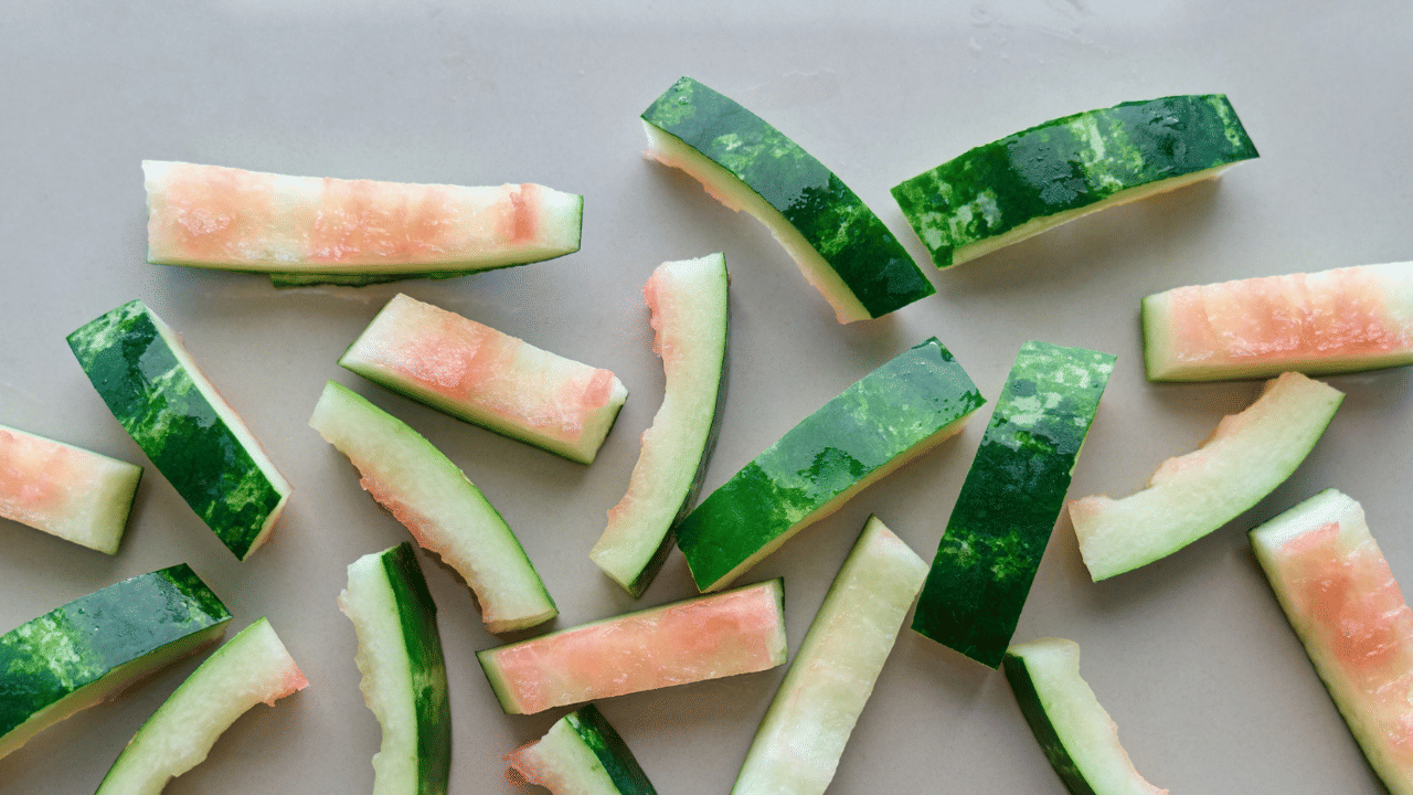 അച്ചാറാണ് ഇതിൽ ഏറ്റവും പ്രധാനം. തണ്ണിമത്തൻ തൊലിയുടെ പച്ചനിറത്തിലുള്ള കട്ടിയുള്ള പുറംഭാഗം ചെത്തിക്കളയാം. ശേഷം ബാക്കി വരുന്ന വെളുത്ത ഭാഗമുപയോഗിച്ച് രുചികരമായ രീതിയിൽ അച്ചാർ ഉണ്ടാക്കാവുന്നതാണ്.
