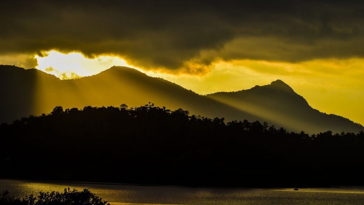 ചേതലയം വെള്ളച്ചാട്ടം കണ്ടിട്ടുണ്ടോ നിങ്ങള്‍? ഇല്ലെങ്കില്‍ അതും കണ്ടേതീരൂ. സൂചിപ്പാറ ഇത്തവണ കാണേണ്ടാ, വെള്ളച്ചാട്ടം കാണാന്‍ ചേതലയത്തിലേക്ക് പോകാം. വലിയ തിരക്കില്ലാതെ പക്ഷികളെ നിരീക്ഷിക്കാനും പ്രകൃതിഭംഗി ആസ്വദിക്കാനും ഇവിടെ സാധിക്കും. ചെറിയ വെള്ളച്ചാട്ടത്തിന്റെ ഭംഗിയാണ് മുഖ്യ ആകര്‍ഷണം. 

