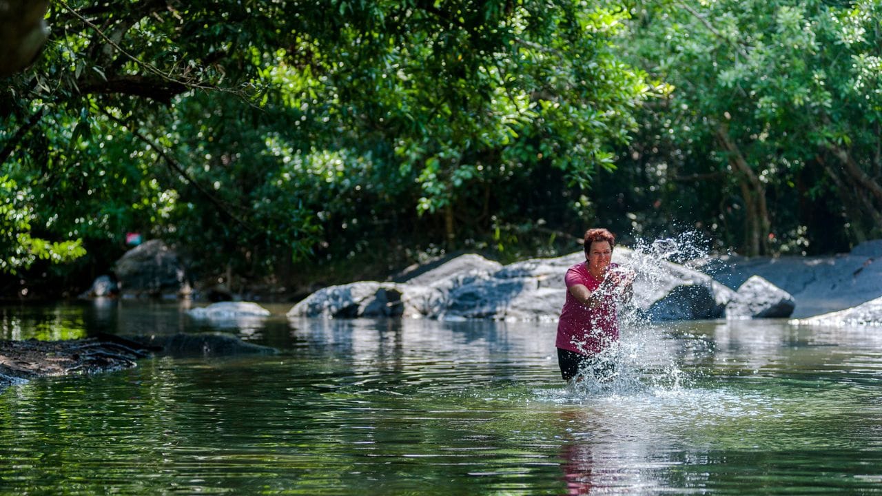 ബാണാസുര സാഗര്‍ ഡാം മാത്രം കണ്ടുമടങ്ങിയാല്‍ പോരാ, കാരാപ്പുഴ ഡാമും കാണണം. രാജ്യത്തെ ഏറ്റവും വലിയ മണ്‍ നിര്‍മിതമായ അണക്കെട്ടുകളില്‍ ഒന്നാണ് കാരാപ്പുഴ. ഇവിടെ എത്തിയാല്‍ അഡൈ്വഞ്ചര്‍ ആക്ടിവിറ്റികളിലും നിങ്ങള്‍ക്ക് ഏര്‍പ്പെടാം. 

