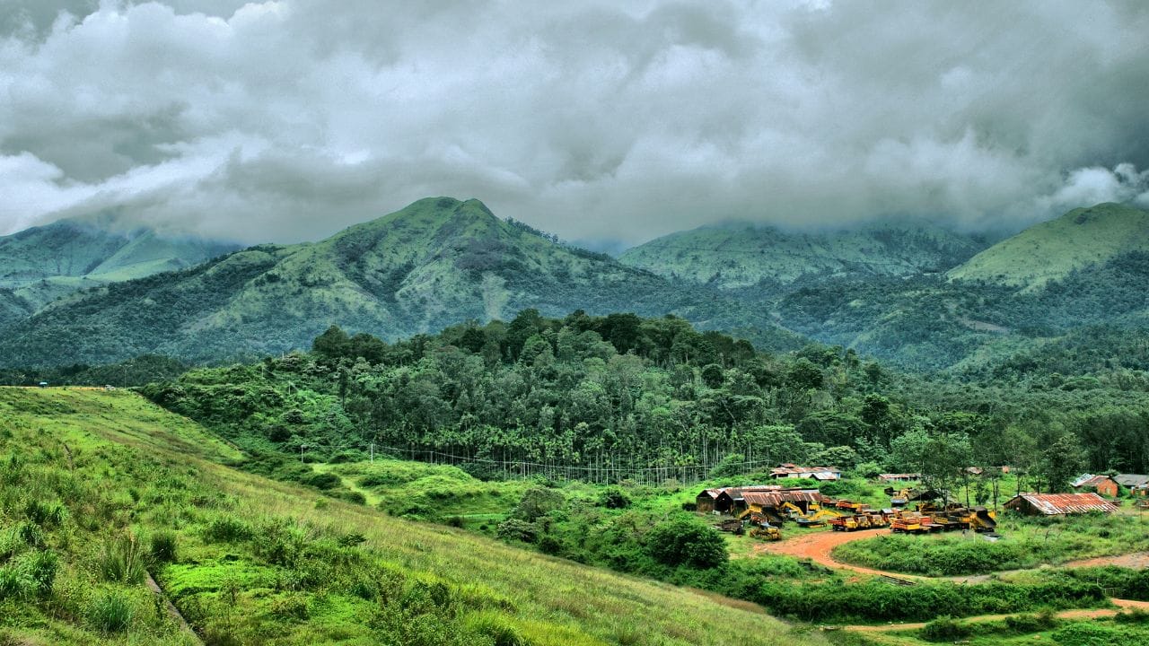 കേരളത്തിന്റെ ഗ്രീന്‍ പാരഡൈസ് എന്നറിയപ്പെടുന്ന സ്ഥലമാണ് വയനാട്. സംസ്ഥാനത്തിന്റെ പലഭാഗങ്ങളില്‍ നിന്ന് വയനാടിന്റെ ഭംഗി ആസ്വദിക്കാനായി ധാരാളം ആളുകള്‍ യാത്ര ചെയ്യുന്നു. വേനല്‍ അവധി തുടങ്ങിയതോടെ സഞ്ചാരികളുടെ തിരക്കും വര്‍ധിച്ചു. വയനാട്ടിലേക്ക് ഇഷ്ടംപോലെ ആളുകള്‍ എത്തുന്നുണ്ടെങ്കിലും, വയനാട് മുഴുവനായി ആരെല്ലാം കണ്ടു എന്ന് ചോദിച്ചാല്‍ ഉത്തരമുണ്ടാകില്ല. (Image Credits: Getty Images)