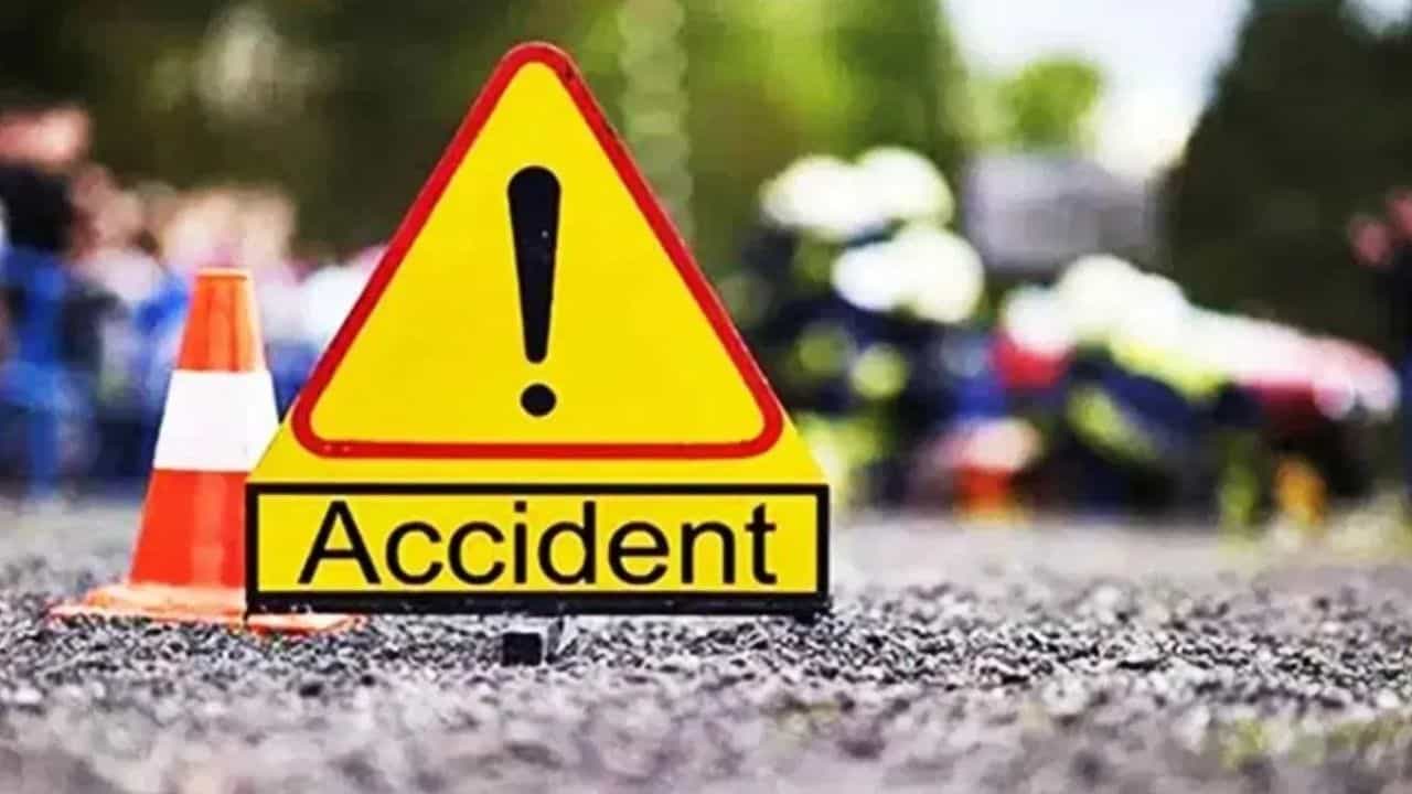 Kozhikode Bus Accident : കോഴിക്കോട് പോലീസുകാരുമായി പോയ ടൂറിസ്റ്റ് ബസ്സും ലോറിയും കൂട്ടിയിടിച്ച് അപകടം; നിരവധി പേർക്ക് പരിക്ക്