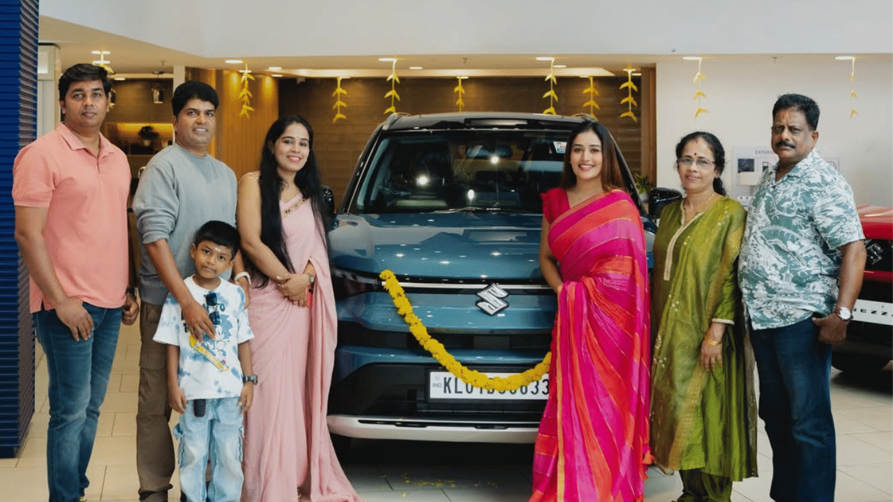 ഇത് ഒരു കാർ മാത്രമല്ല, എന്റെ പരിശ്രമത്തിന്റെ, വിശ്വാസത്തിന്റെ, നിങ്ങളൊക്കെ നൽകിയ സ്നേഹത്തിന്റെ ഫലം. എന്നെ വിശ്വസിച്ച് വോട്ട് ചെയ്ത് ഇതുവരെ കൊണ്ടുവന്ന എല്ലാ ഓഡിയൻസിനും ഹൃദയം നിറഞ്ഞ നന്ദി, എന്നാണ് അനുമോൾ കുറിച്ചത്. (Image Credit: Instagram)
