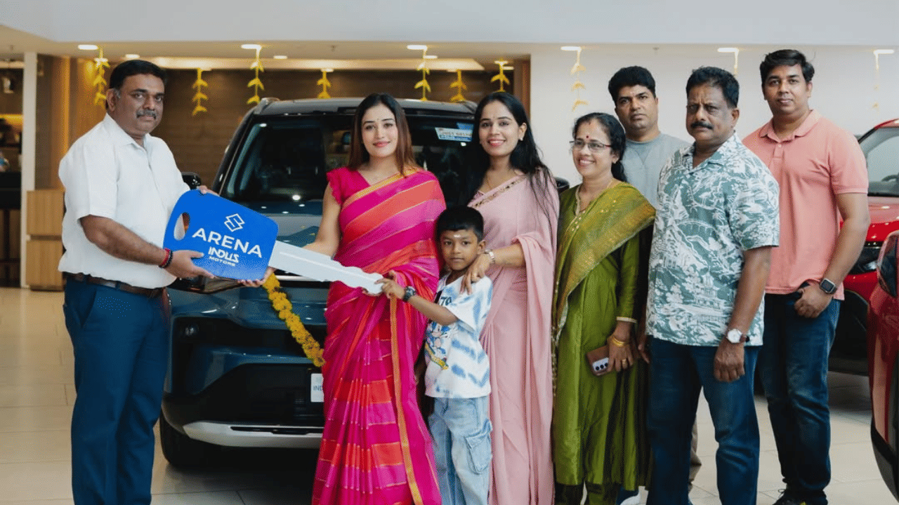 ഇപ്പോഴിതാ, നാല് മാസത്തിന് ശേഷം ആ സമ്മാനവും അനുവിനെ തേടി എത്തിയിരിക്കുകയാണ്. അനുമോൾ തന്റെ സോഷ്യൽ മീഡിയ വഴിയാണ് പുതിയ വിശേഷം അറിയിച്ചത്. പ്രേക്ഷകർക്കും മാരുതി സുസുക്കി കമ്പനിക്കും നന്ദി അറിയിച്ച്, പങ്ക് വച്ച ചിത്രങ്ങൾ ആരാധകർ ഏറ്റെടുത്ത് കഴിഞ്ഞു.
