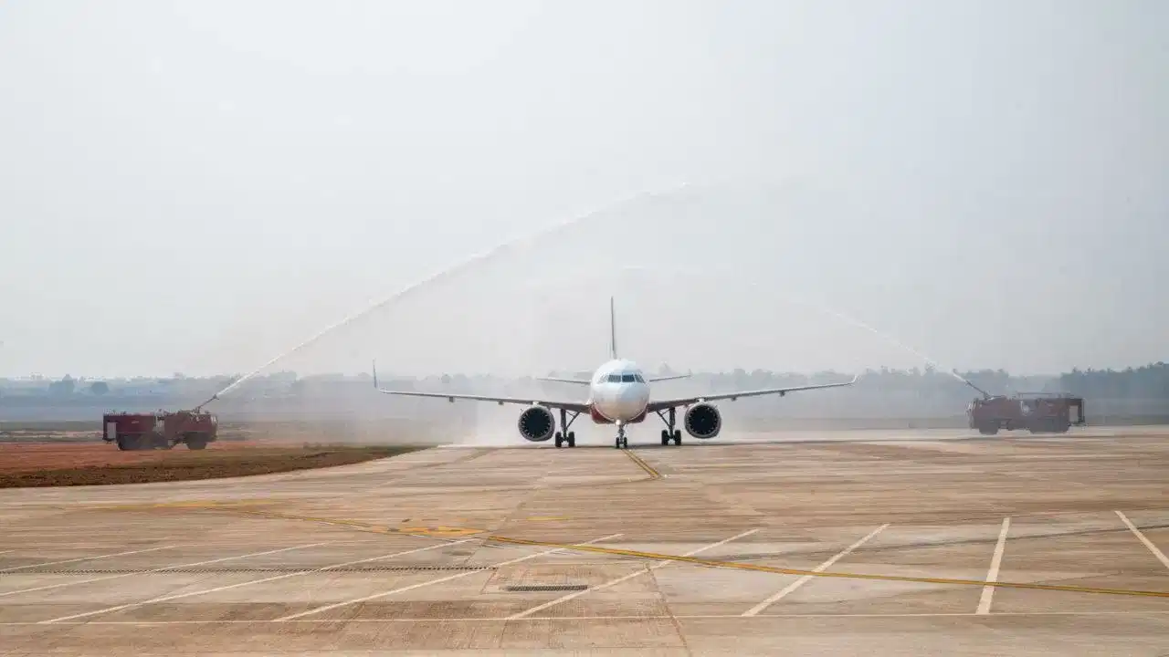 New Flight Guidelines: യുഎഇയിലെ വിമാനത്താവളങ്ങൾ സജീവമാകുന്നു, ടിക്കറ്റ് എടുത്തവർക്ക് ആശ്വാസവുമായി എയർലൈനുകൾ New Flight Guidelines: യുഎഇയിലെ വിമാനത്താവളങ്ങൾ സജീവമാകുന്നു, ടിക്കറ്റ് എടുത്തവർക്ക് ആശ്വാസവുമായി എയർലൈനുകൾ