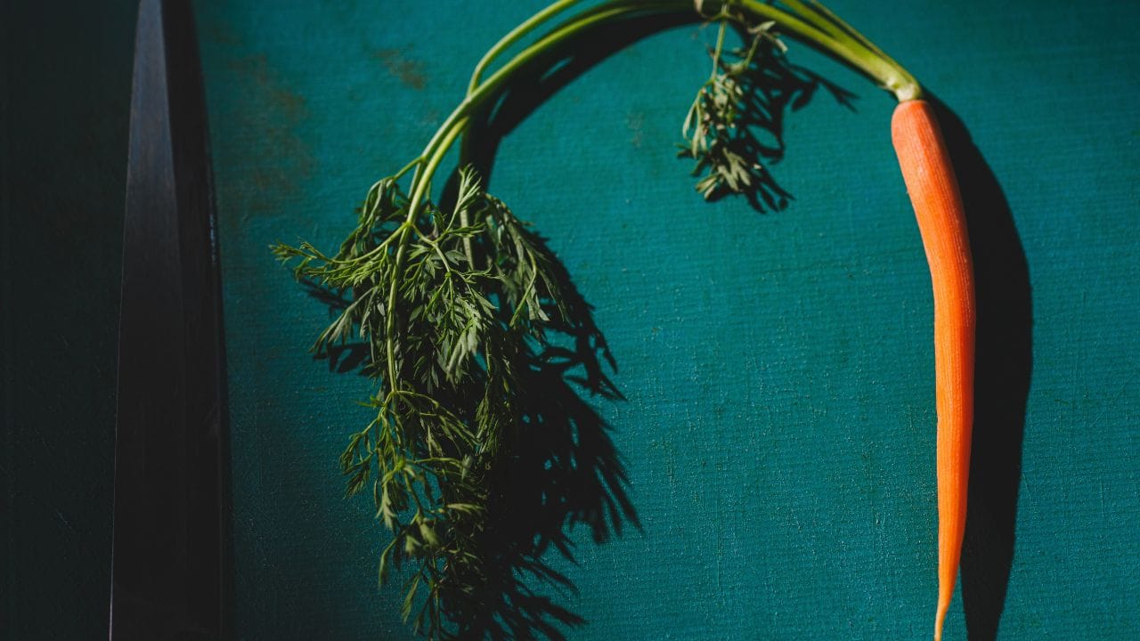 ഇലകളിൽ അടങ്ങിയിരിക്കുന്ന കരോട്ടിനോയിഡുകൾക്ക് മികച്ച ആന്റിഓക്സിഡന്റ് ഗുണങ്ങളുണ്ട്. ഇത് പ്രോസ്റ്റേറ്റ്, വൻകുടൽ, സ്തനാർബുദം എന്നിവയ്ക്കുള്ള സാധ്യത കുറയ്ക്കുന്നു. കൂടാതെ, ഇതിലെ ആന്തോസയാനിൻ എന്ന ഘടകം ക്യാൻസർ കോശങ്ങളുടെ വളർച്ചയെ തടയാൻ സഹായിക്കും.