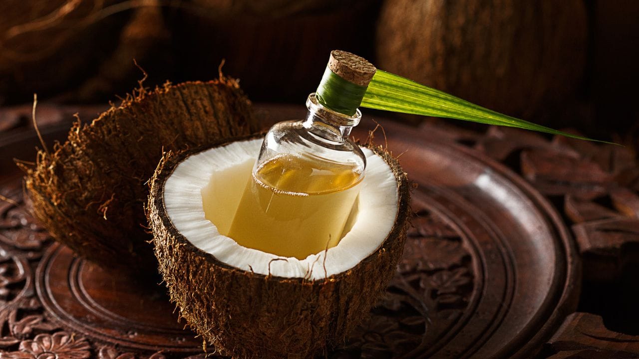 എന്നാൽ, കഴിഞ്ഞ വർഷത്തെ പോലെ വില ഉയർന്നേക്കുമോ എന്ന ആശങ്കയുമുണ്ട്. തമിഴ്നാട്ടിൽ നിന്നുള്ള പച്ചത്തേങ്ങയുടെ വരവ് വർദ്ധിച്ചതോടെ സംഭരണതോത് കുറഞ്ഞിട്ടുണ്ട്. ഇതോടെ വെളിച്ചെണ്ണ വില കൂട്ടാനായി തമിഴ്നാട്ടിലെ മില്ലുടമകൾ സംഘടിത നീക്കം നടത്തിയിരുന്നു. എന്നാൽ കേരളത്തിലെ വിപണികളിൽ വില കുറയുകയാണ് ചെയ്തത്.
