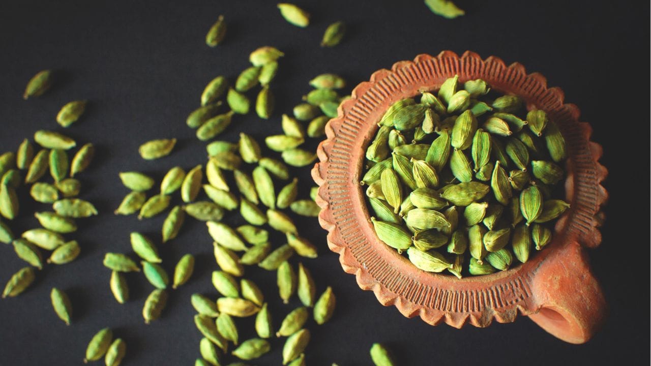 കൊച്ചി, തൃശൂർ, കോഴിക്കോട് വിപണികളിൽ വെളിച്ചെണ്ണ വില താഴ്ന്നു. തമിഴ്നാട് കാങ്കയത്ത് കൊപ്രയുടെ വ്യാപാരം അവസാനിച്ചത്. കാലാവസ്ഥ വ്യത്യായാനം നാളികേര ഉൽപാദനത്തെ ബാധിച്ചാൽ വില വീണ്ടും ഉയരാൻ സാധ്യതയുണ്ട്. അതേസമയം, ഏലക്ക വിപണിയിൽ വൻ മുന്നേറ്റമാണ്. ഏകദേശം ഒന്നര ലക്ഷം കിലോ ഏലക്കയാണ് ഇന്ന് ലേലത്തിന് എത്തിയതായാണ് കണക്ക്. കിലോയ്ക്ക് 3,787 രൂപ വരെ ലഭിച്ചു.
