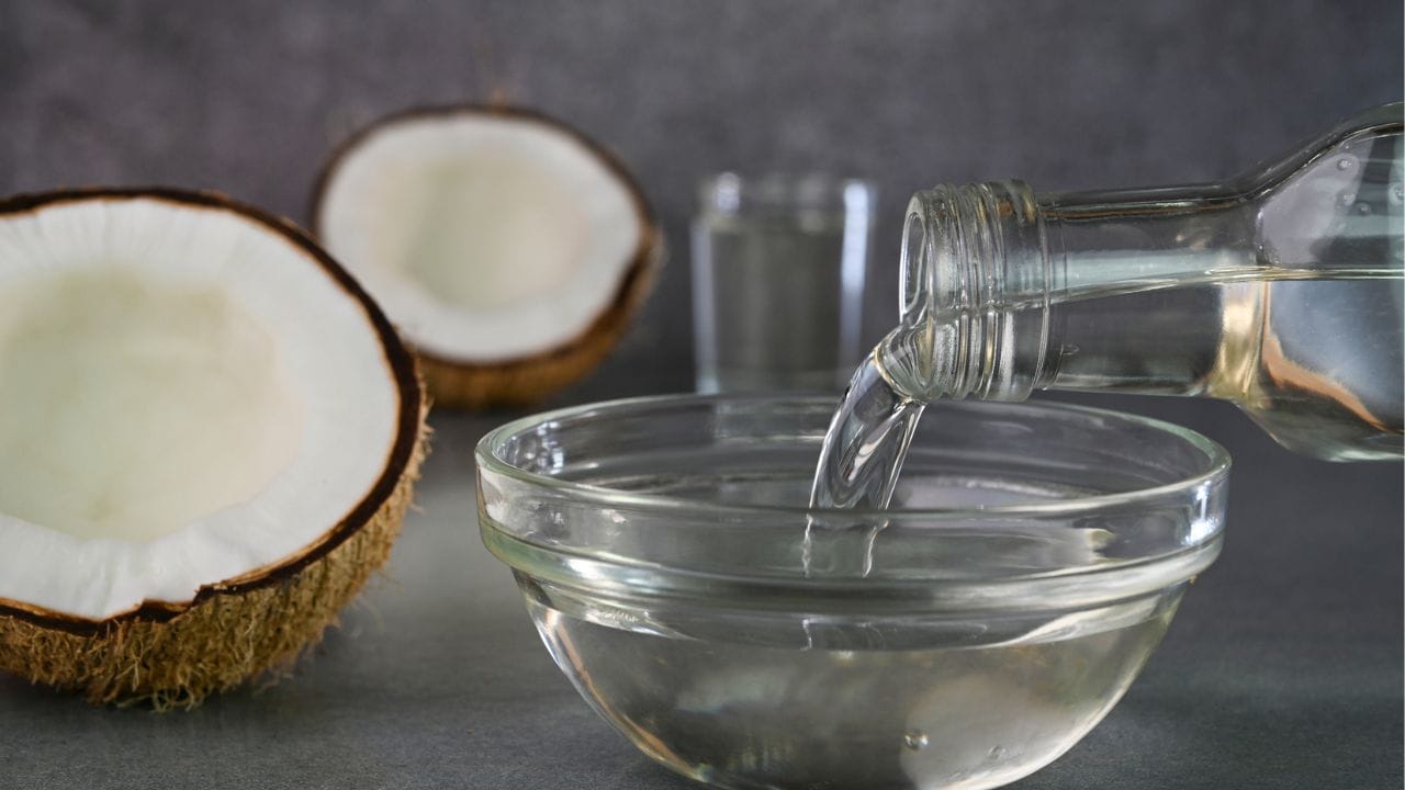 നിലവിൽ ഒരു കിലോ വെളിച്ചെണ്ണയ്ക്ക് ഏകദേശം 200 - 300 രൂപയോളമാണ് നൽകേണ്ടത്. കമ്മോഡിറ്റി ഓൺലൈൻ പ്രകാരം നീലേശ്വരത്ത് വെളിച്ചെണ്ണ ക്വിറ്റലിന് ഏകദേശം 31000 രൂപയാണ് വില. തലശ്ശേരി മാർക്കറ്റിൽ 27200 രൂപയും കണ്ണൂരിൽ 29700 രൂപയുമാണ് വില. വെളിച്ചെണ്ണ വില താഴുന്നത് ഏറെ ആശ്വാസമാണ്.
