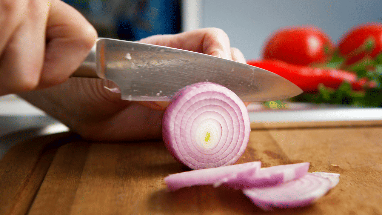 ഉള്ളി അരിയുമ്പോൾ കണ്ണ് നീറുന്നത് ഒഴിവാക്കാൻ ഉള്ളി പകുതിയായി മുറിച്ച ശേഷം 10 മിനിറ്റ് തണുത്ത വെള്ളത്തിൽ ഇട്ടു വെക്കുകയോ അല്ലെങ്കിൽ ഫ്രിഡ്ജിൽ വെച്ച ശേഷം അരിയുകയോ ചെയ്യുക. അതുപോലെ വെളുത്തുള്ളി തൊലി കളയുന്നത് എളുപ്പമാക്കാൻ അല്ലികൾ അല്പസമയം ചൂടുവെള്ളത്തിൽ ഇട്ടു വെച്ചാൽ മതിയാകും.
