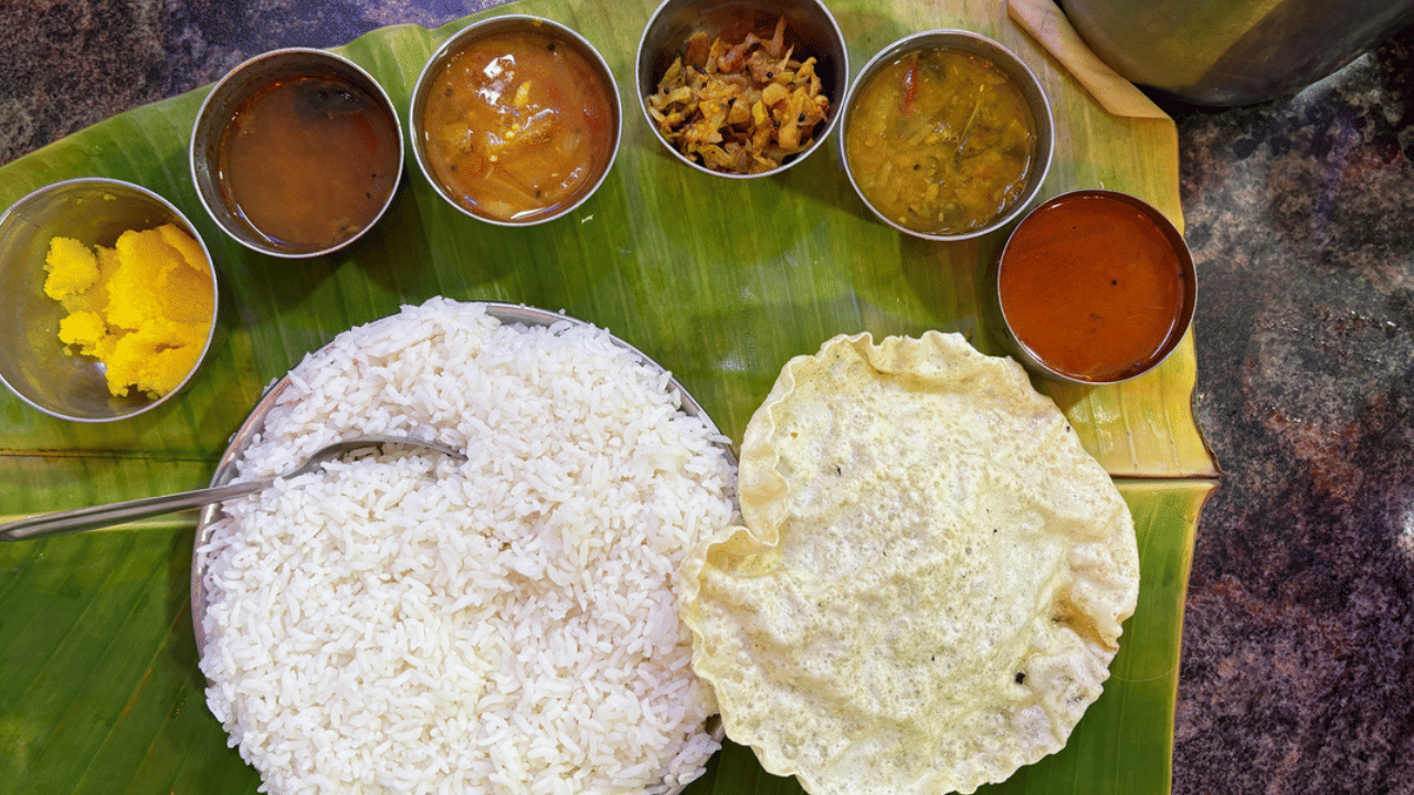 അതുപോലെ ചോറ് ഒട്ടിപ്പിടിക്കാതിരിക്കാനും വഴിയുണ്ട്. ചോറ് വേവിക്കുമ്പോൾ അരി ഒട്ടിപ്പിടിക്കുന്നത് ഒഴിവാക്കാൻ തിളച്ച വെള്ളത്തിലേക്ക് ഏതാനും തുള്ളി നാരങ്ങാനീരോ അല്ലെങ്കിൽ അല്പം വെളിച്ചെണ്ണയോ ചേർത്താൽ മതി.
