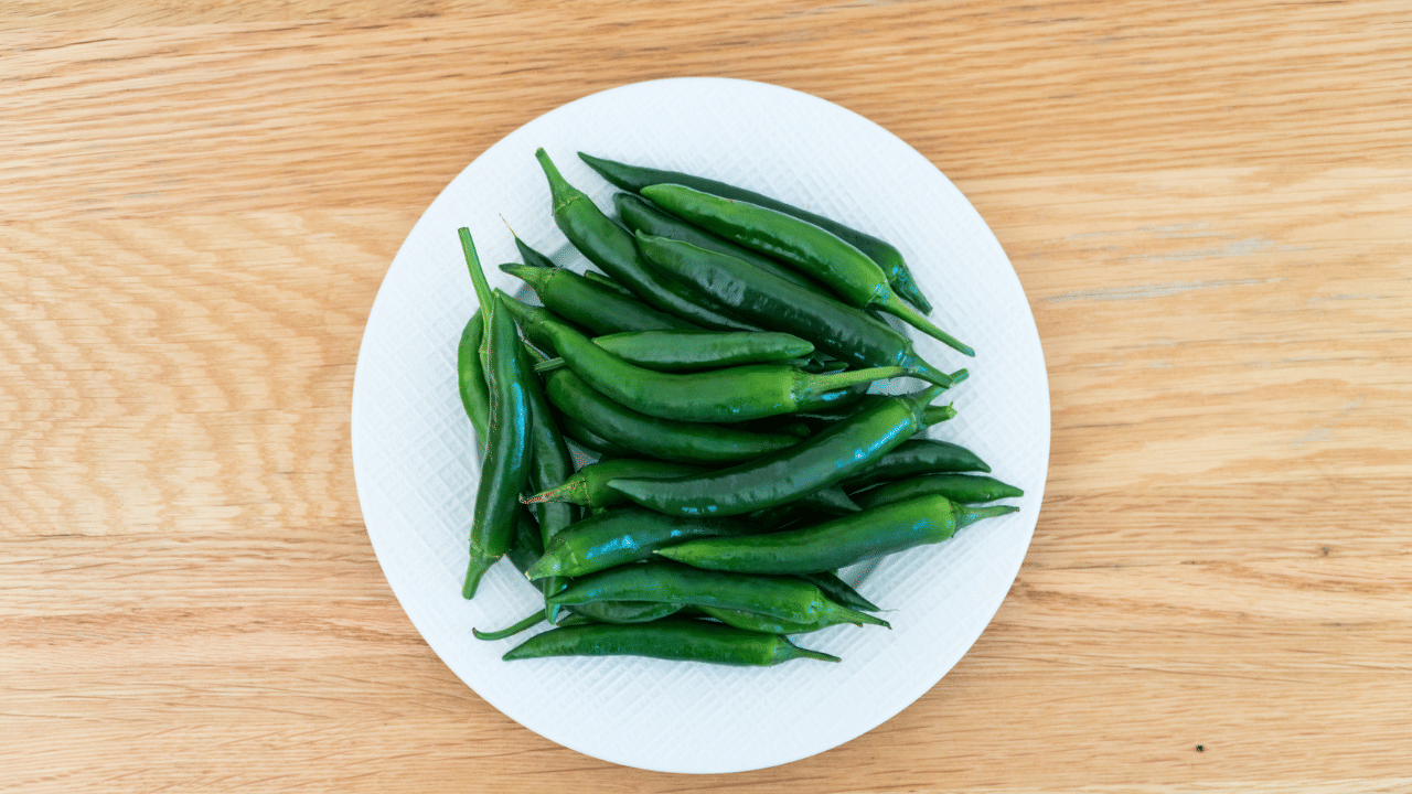 പച്ചമുളക് പെട്ടെന്ന് ചീഞ്ഞു പോകുന്നതും പലരെയും വലയ്ക്കുന്ന പ്രശ്നമാണ്. ഇത് ഒഴിവാക്കാൻ അതിന്റെ ഞെട്ട് കളഞ്ഞ ശേഷം വായു കടക്കാത്ത പാത്രത്തിലോ കവറിലോ ആക്കി ഫ്രിഡ്ജിൽ സൂക്ഷിച്ചാൽ മതിയാകും. ഇത് കൂടുതൽ ദിവസം ഫ്രഷ് ആയി ഇരിക്കാൻ സഹായിക്കും.
